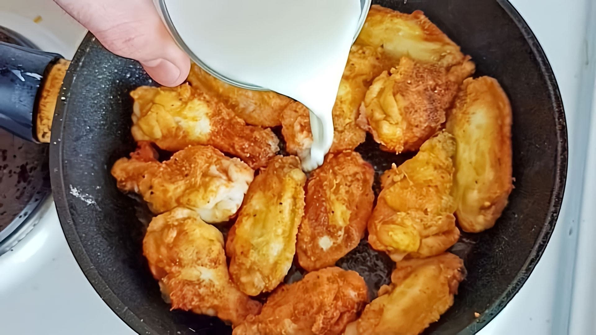 Удивительный рецепт куриных крылышек на сковороде!

В этом видео-ролике вы увидите, как приготовить вкусные и сочные куриные крылышки на сковороде