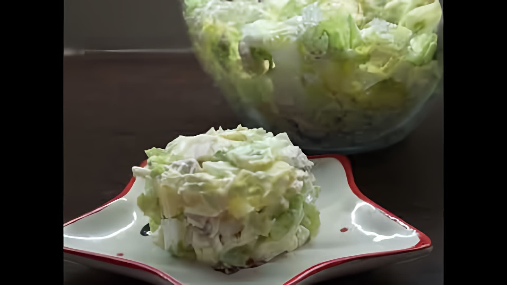 В этом видео демонстрируется процесс приготовления салата с ананасом, курицей и пекинской капустой