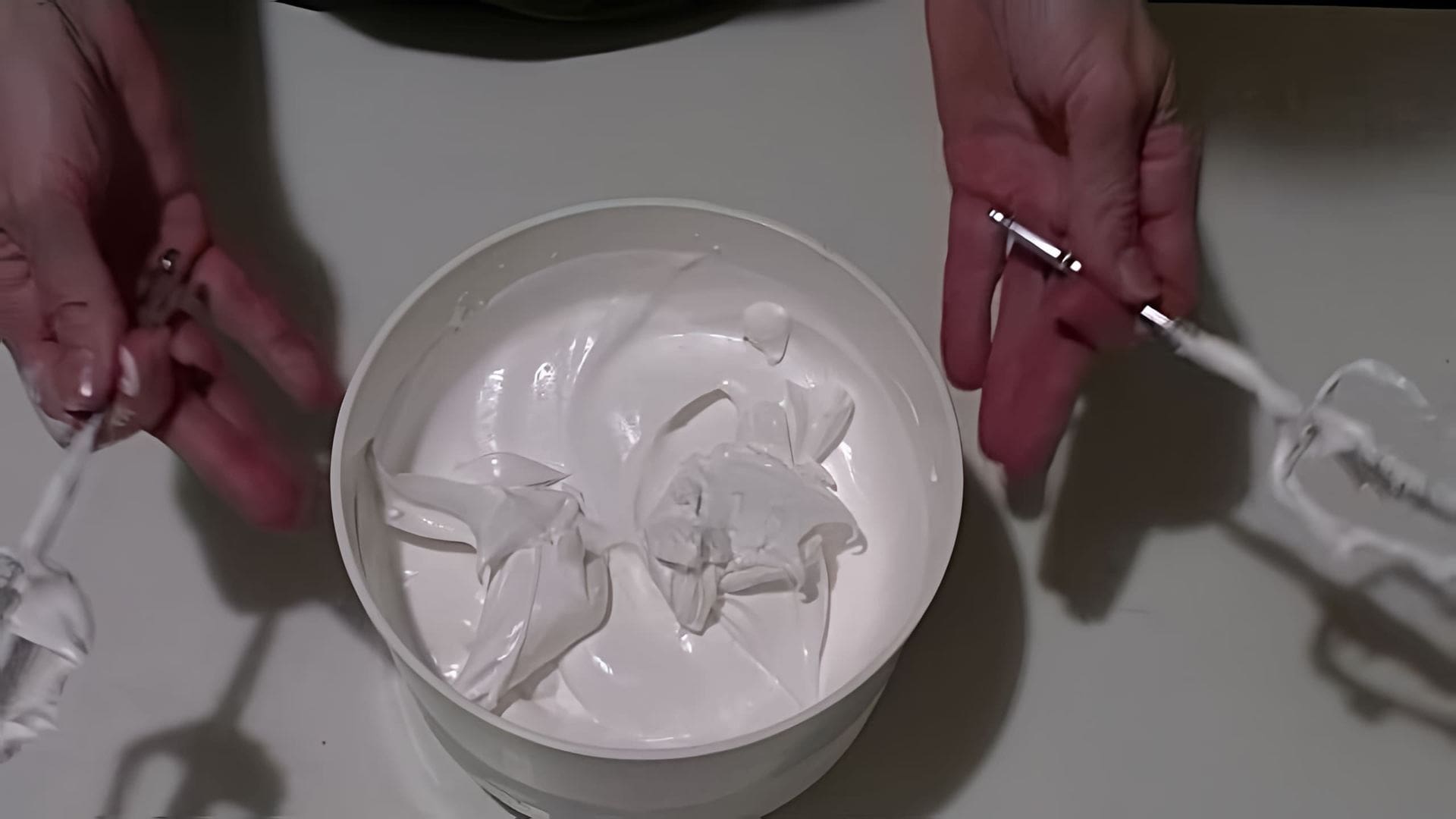 В этом видео демонстрируется процесс приготовления крема из сливок без загустителя