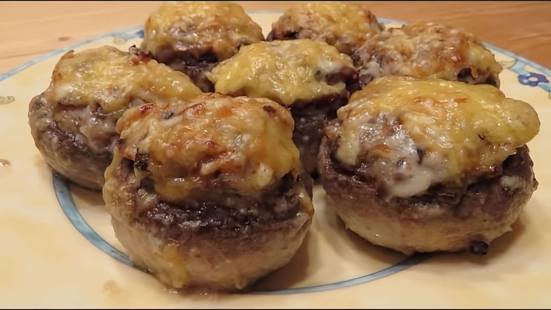 Видео рецепт фаршированных грибов с курицей и сыром