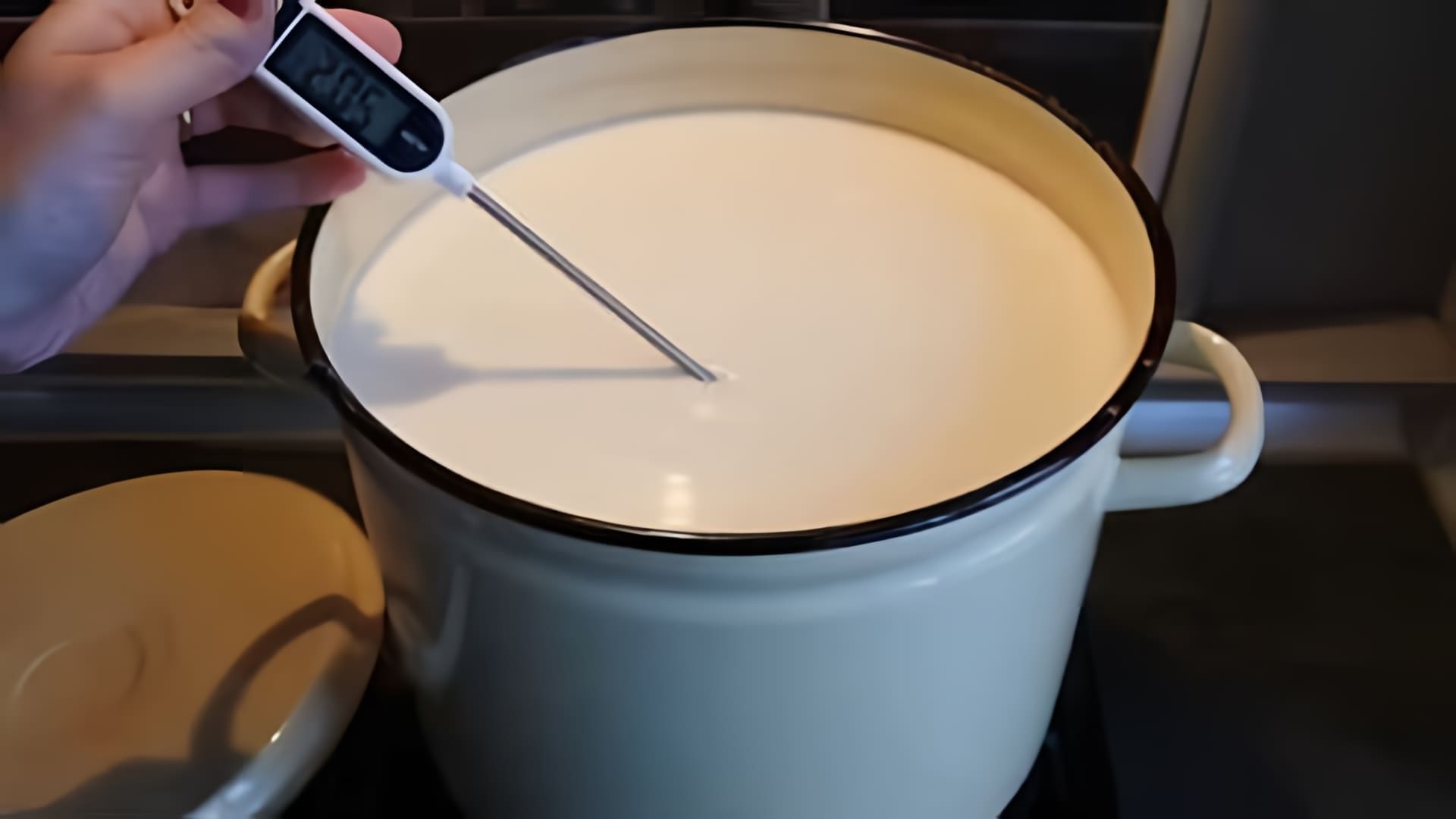 В этом видео рассказывается о процессе пастеризации молока дома для приготовления натурального сыра