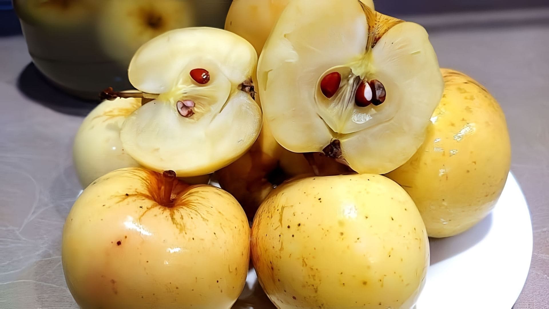 В этом видео-ролике я покажу, как приготовить моченые (квашеные) яблоки, а также расскажу о пользе этого блюда