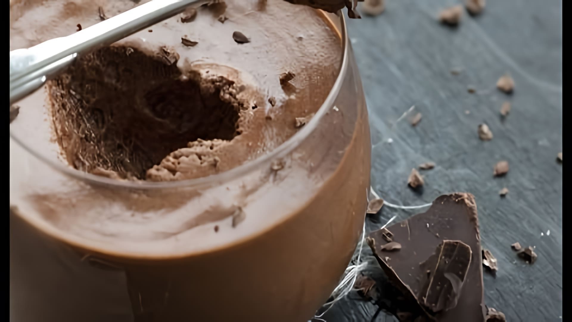 Юлия Высоцкая делится своим рецептом шоколадного мусса, который получается нежным и вкусным
