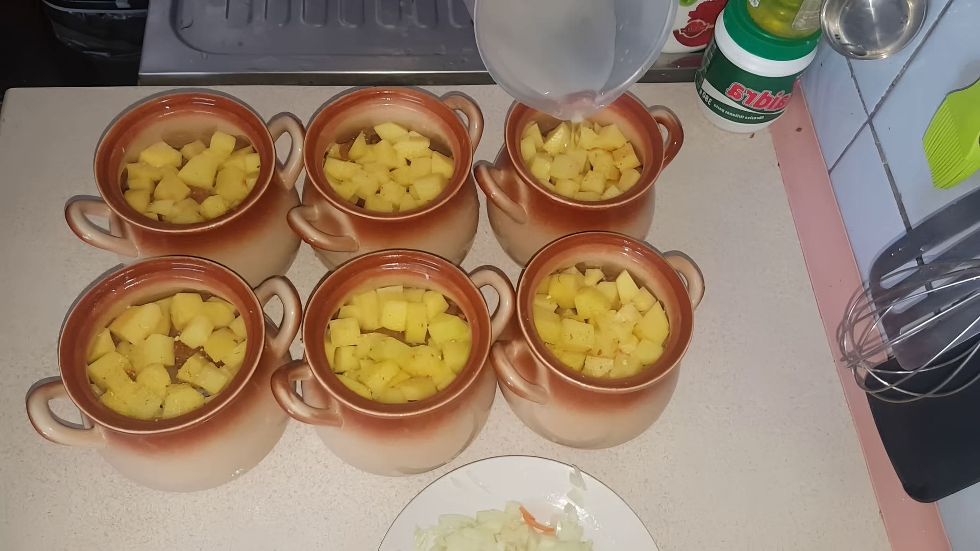 Горшочки с курицей и картофелем в духовке