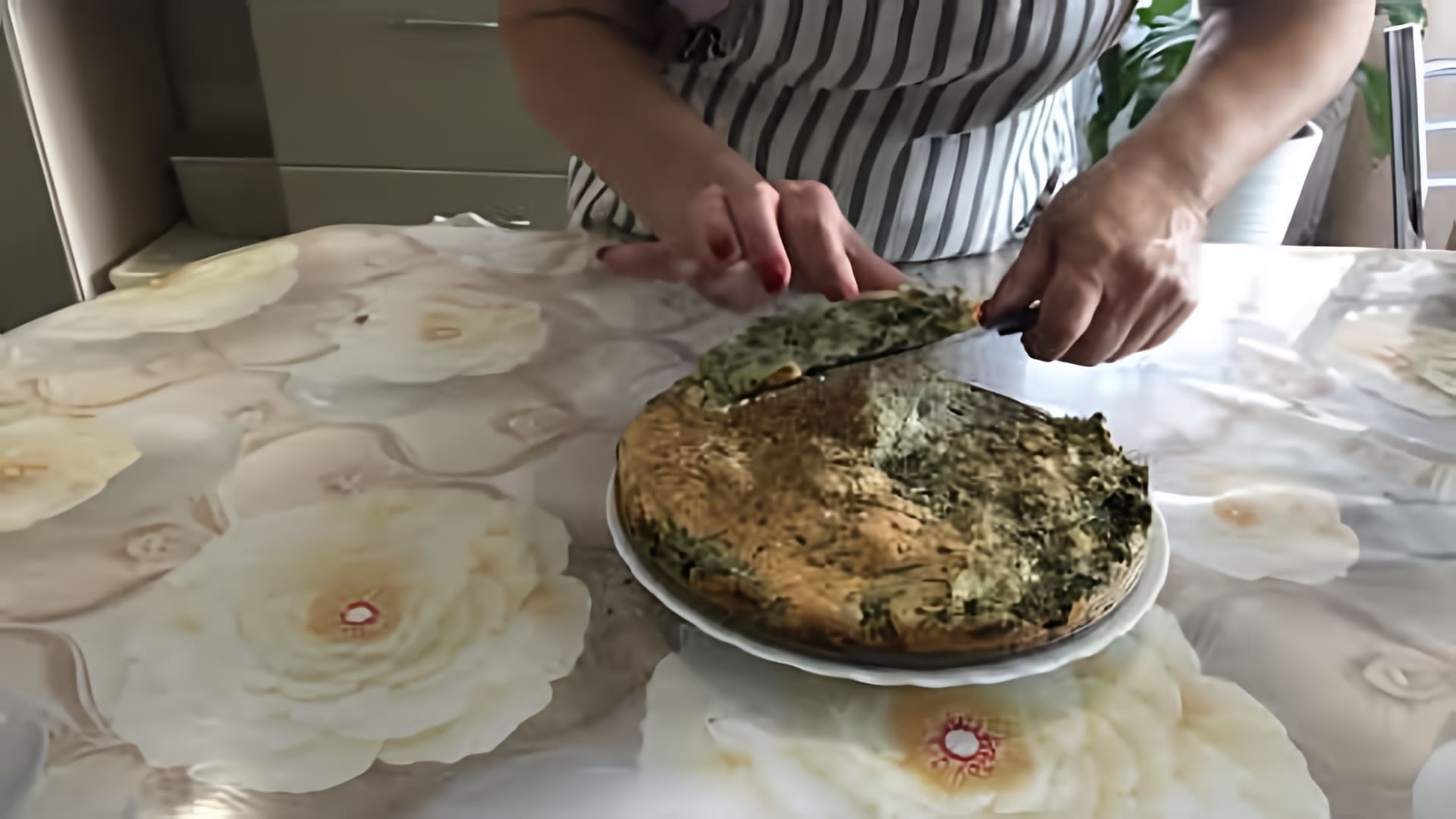 В этом видео демонстрируется процесс приготовления заливного пирога с щавелем на сметане