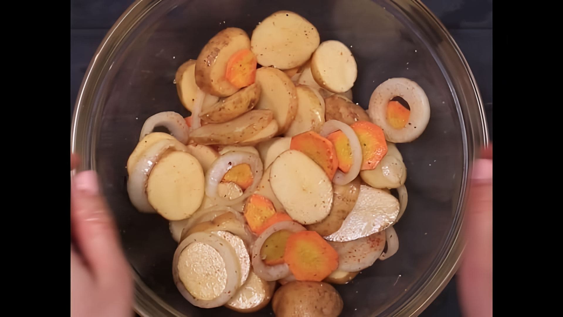 В этом видео демонстрируется процесс приготовления диетической говядины с овощами в фольге