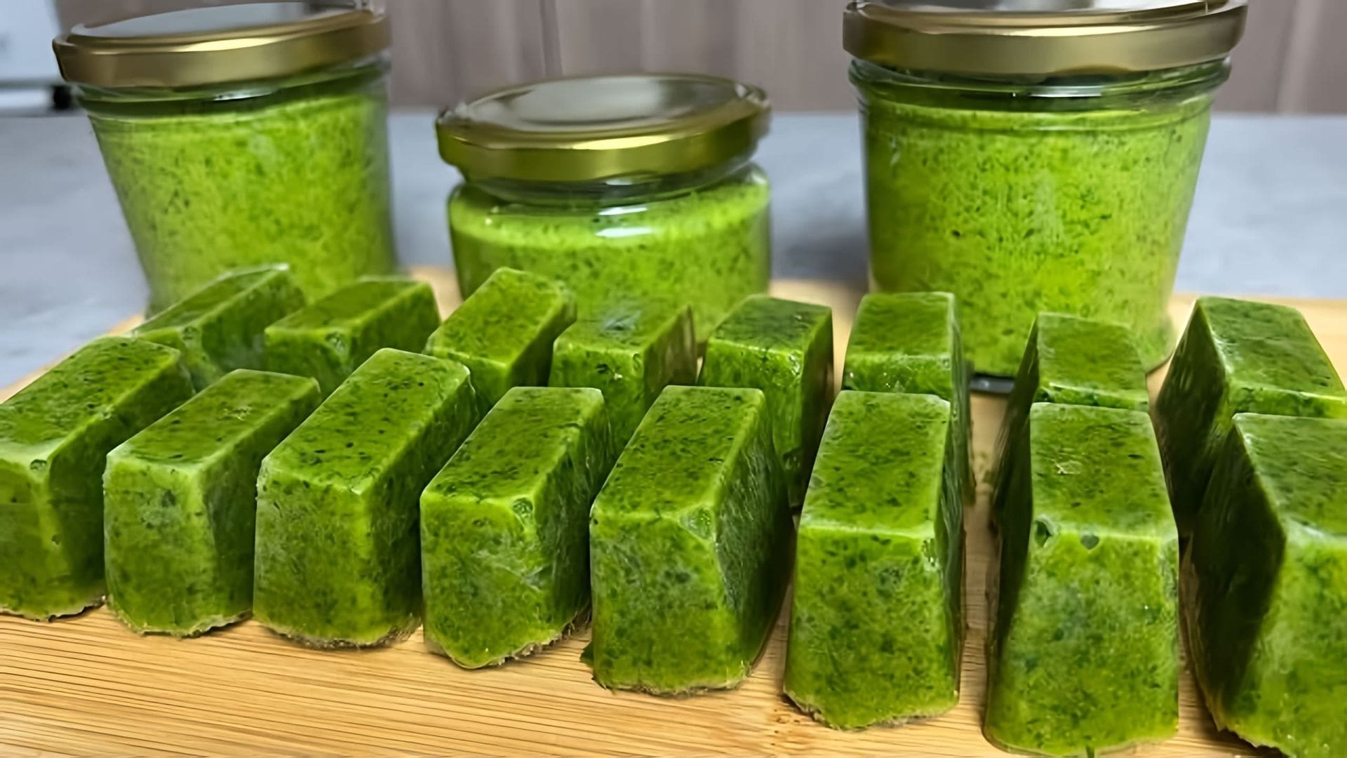 Видео рассказывает о том, как сохранить зеленый лук на зиму, приготовив травяной соус