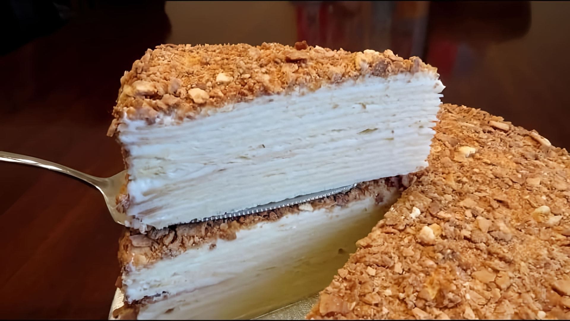 В этом видео демонстрируется процесс приготовления торта "Наполеон" по школьному рецепту