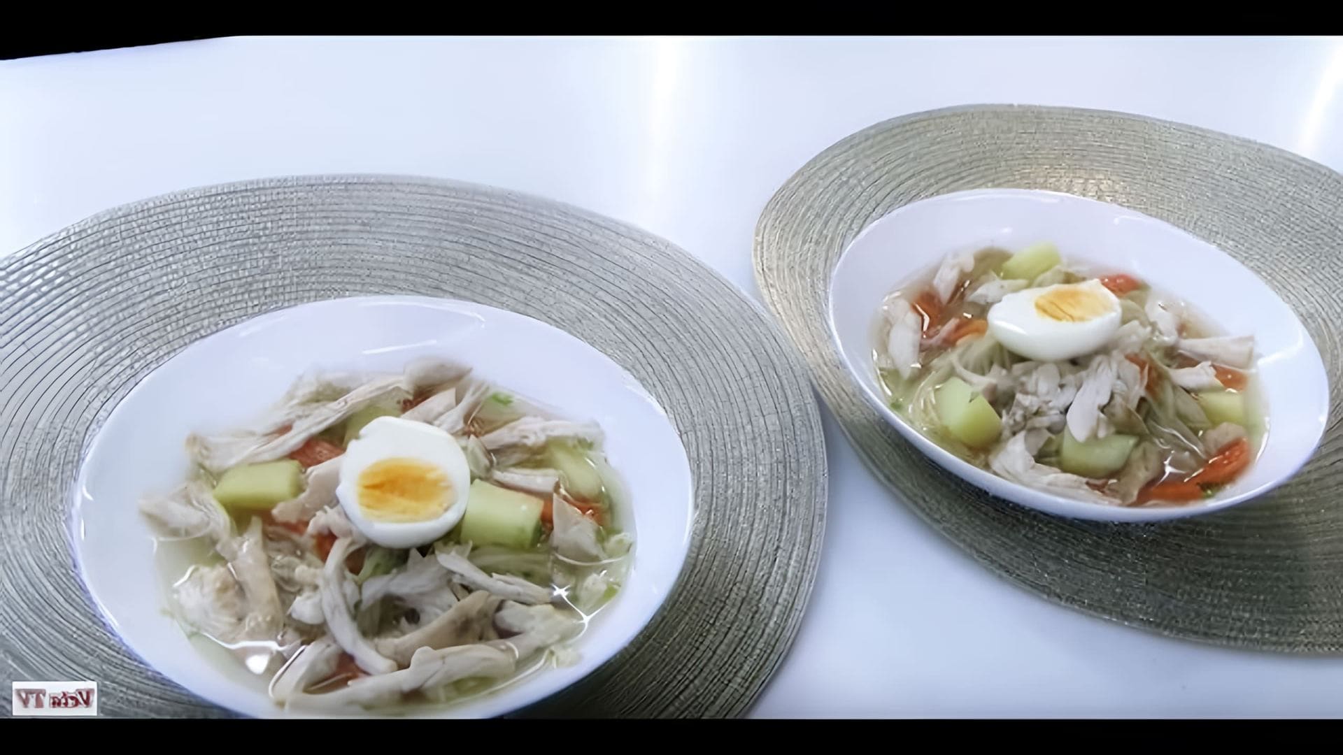 В этом видео демонстрируется рецепт приготовления супа сборного