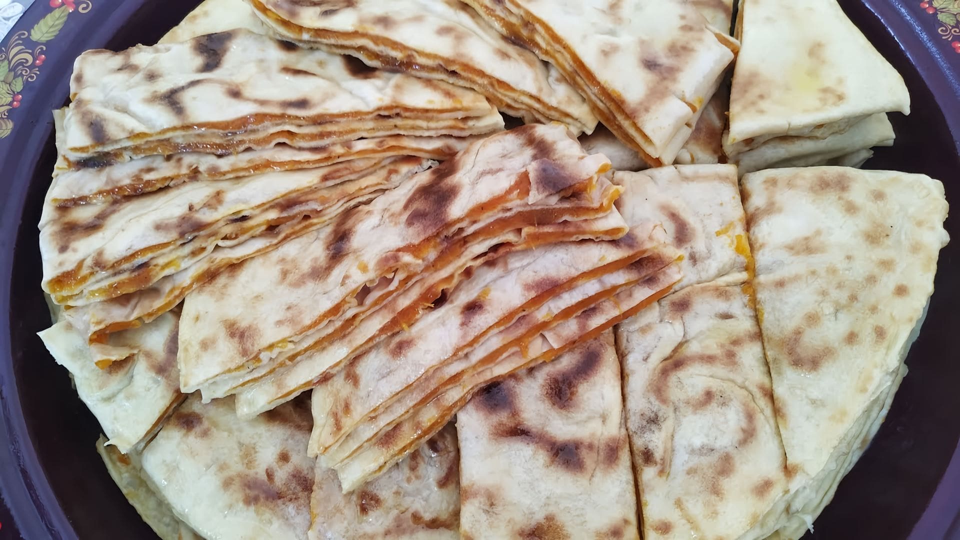 Чепалгаш с тыквой. Хингалш чеченская лепешка. Хингалш чеченская кухня. Чеченское блюдо хингалш. Хингалш чеченская кухня.