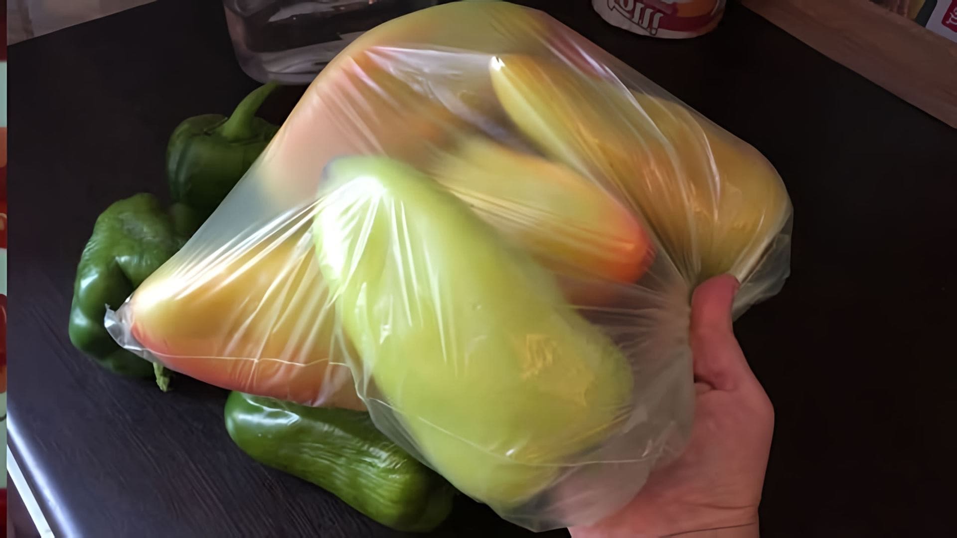В этом видео демонстрируется процесс приготовления салата из зеленого перца