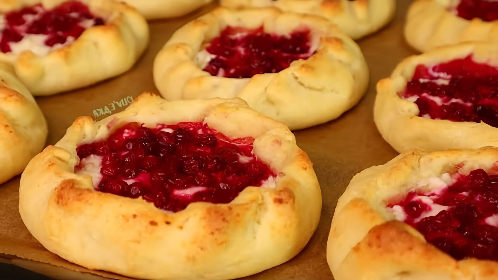 В этом видео демонстрируется рецепт приготовления быстрых творожных булочек без дрожжей