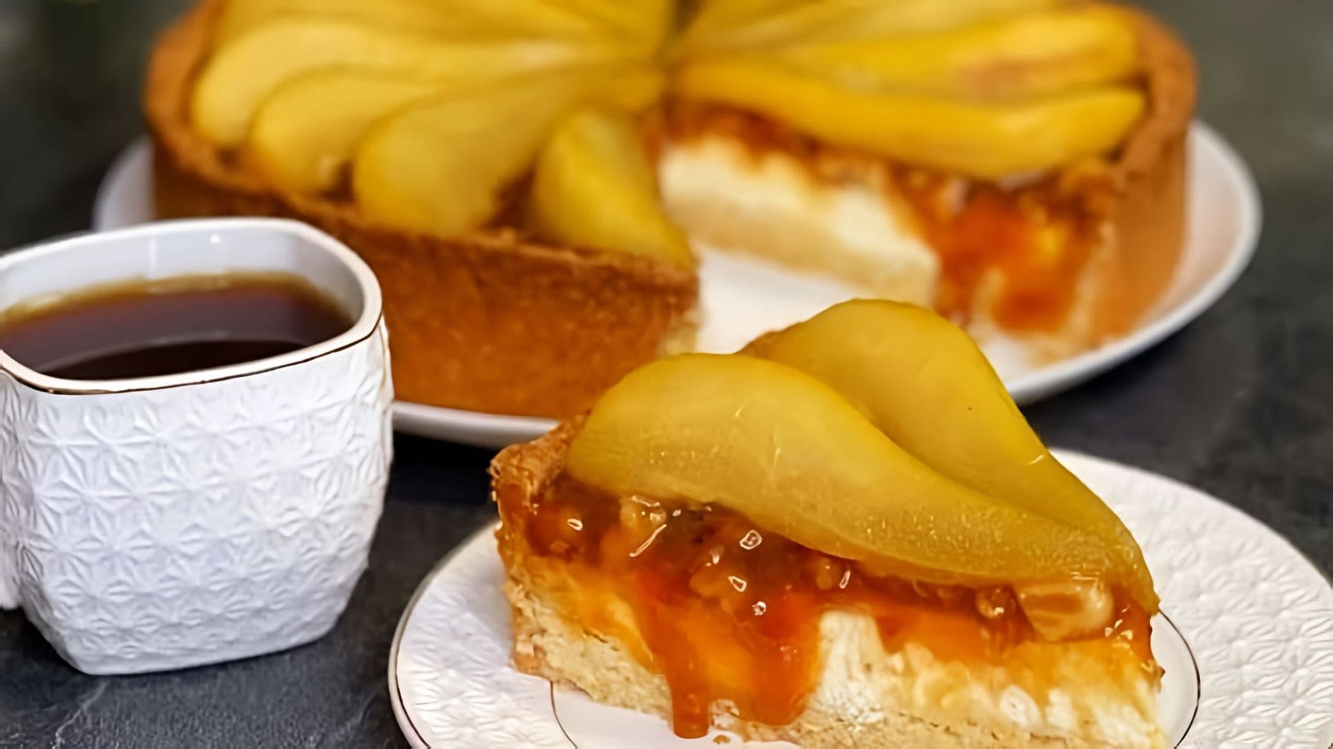 В этом видео-ролике вы увидите, как приготовить вкусный грушевый пирог с карамелью и орехами