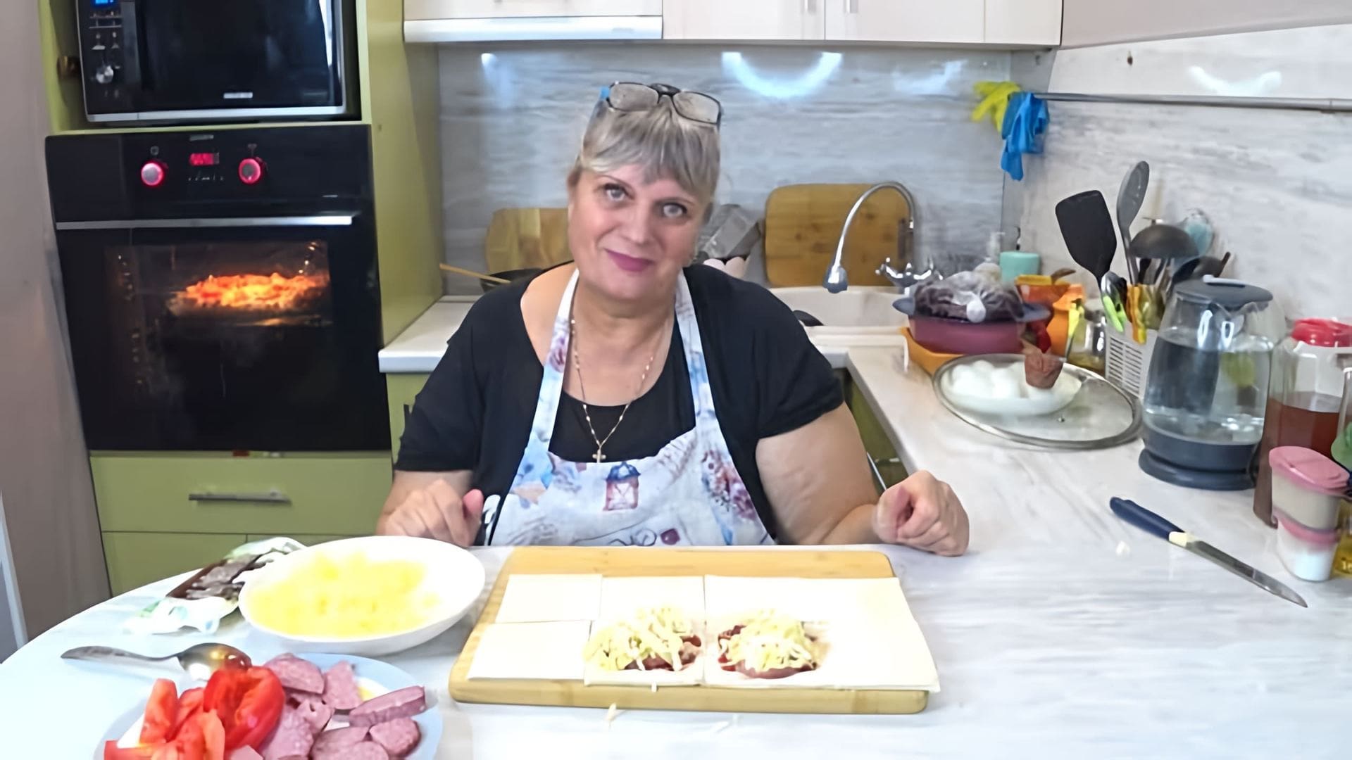 В данном видео демонстрируется процесс приготовления закуски из слоеного теста на праздничный новогодний стол