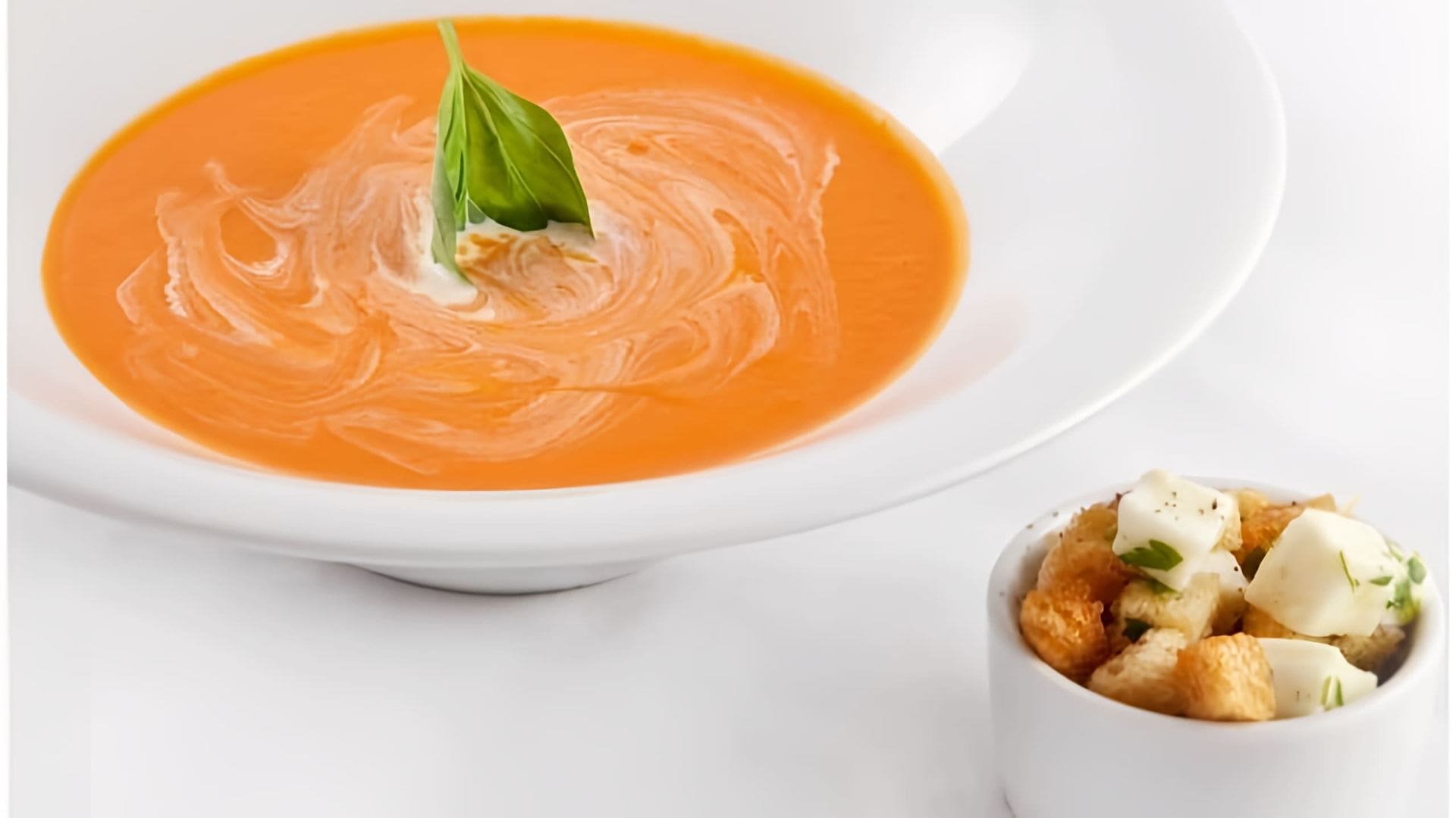 В этом видео демонстрируется процесс приготовления легкого крем-супа с сельдереем