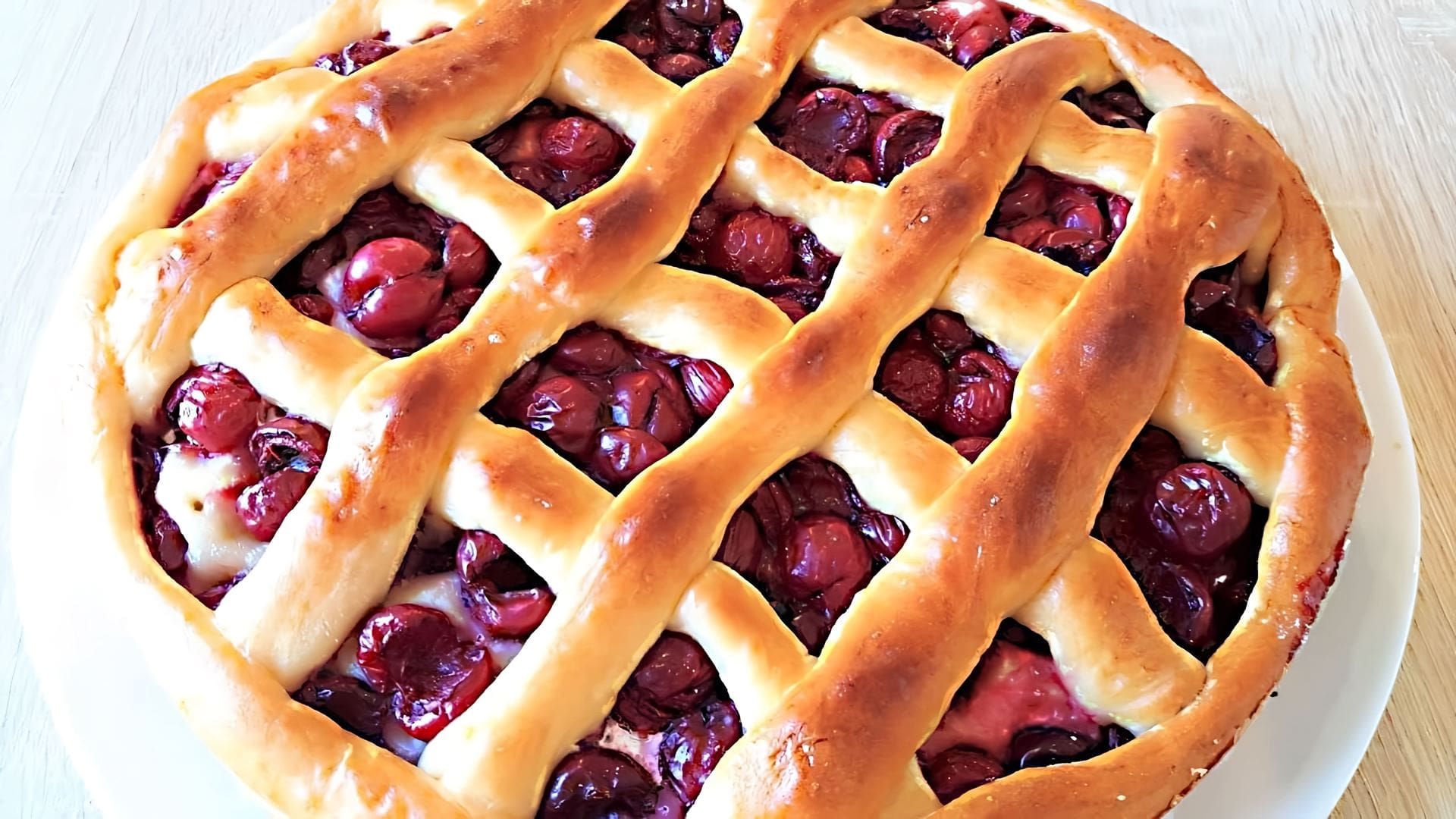 Дрожжевой пирог с вишней. Пироги с замороженной вишней дрожжевые. Дрожжевой пирог с вишней в духовке. Открытый пирог с вишней из дрожжевого теста. Пирог с вишней.