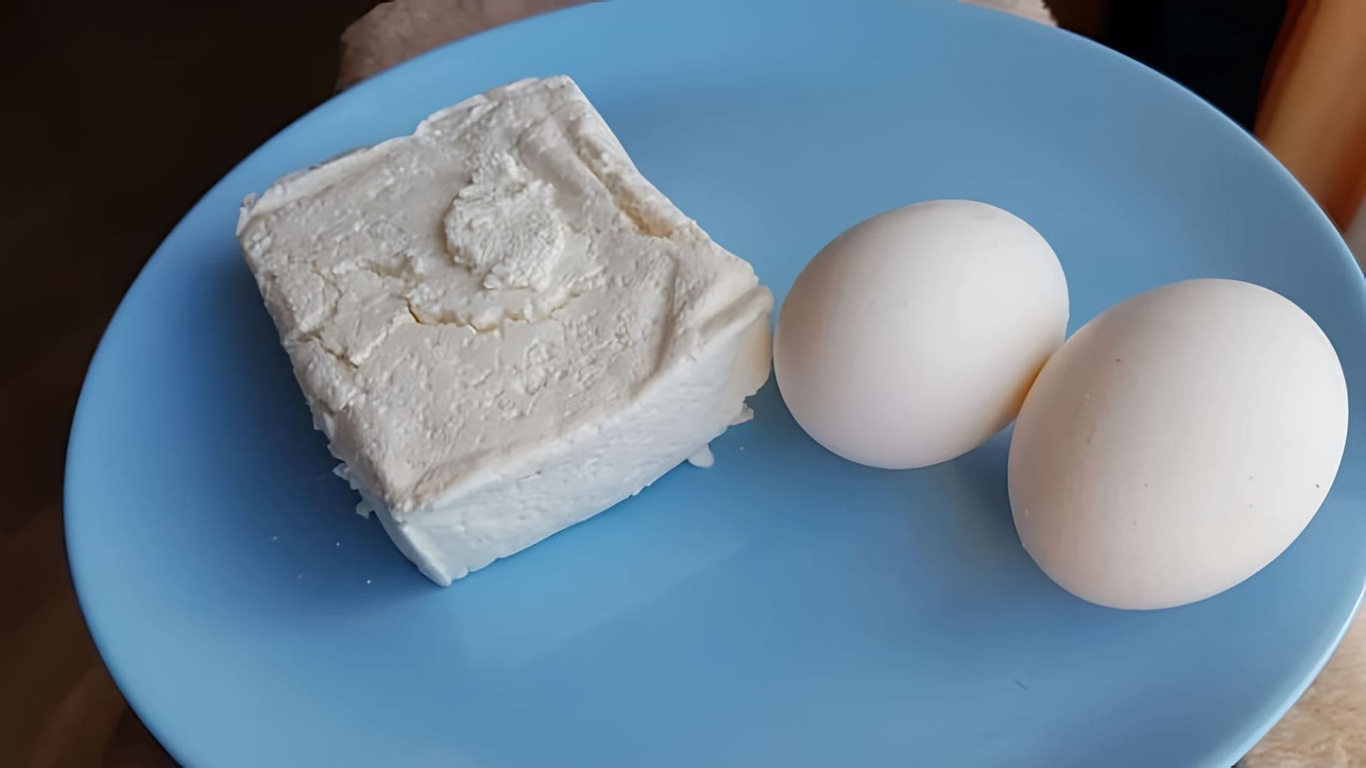 В этом видео-ролике будет рассказано о том, как приготовить вкусное и бюджетное блюдо из пачки творога и двух яиц