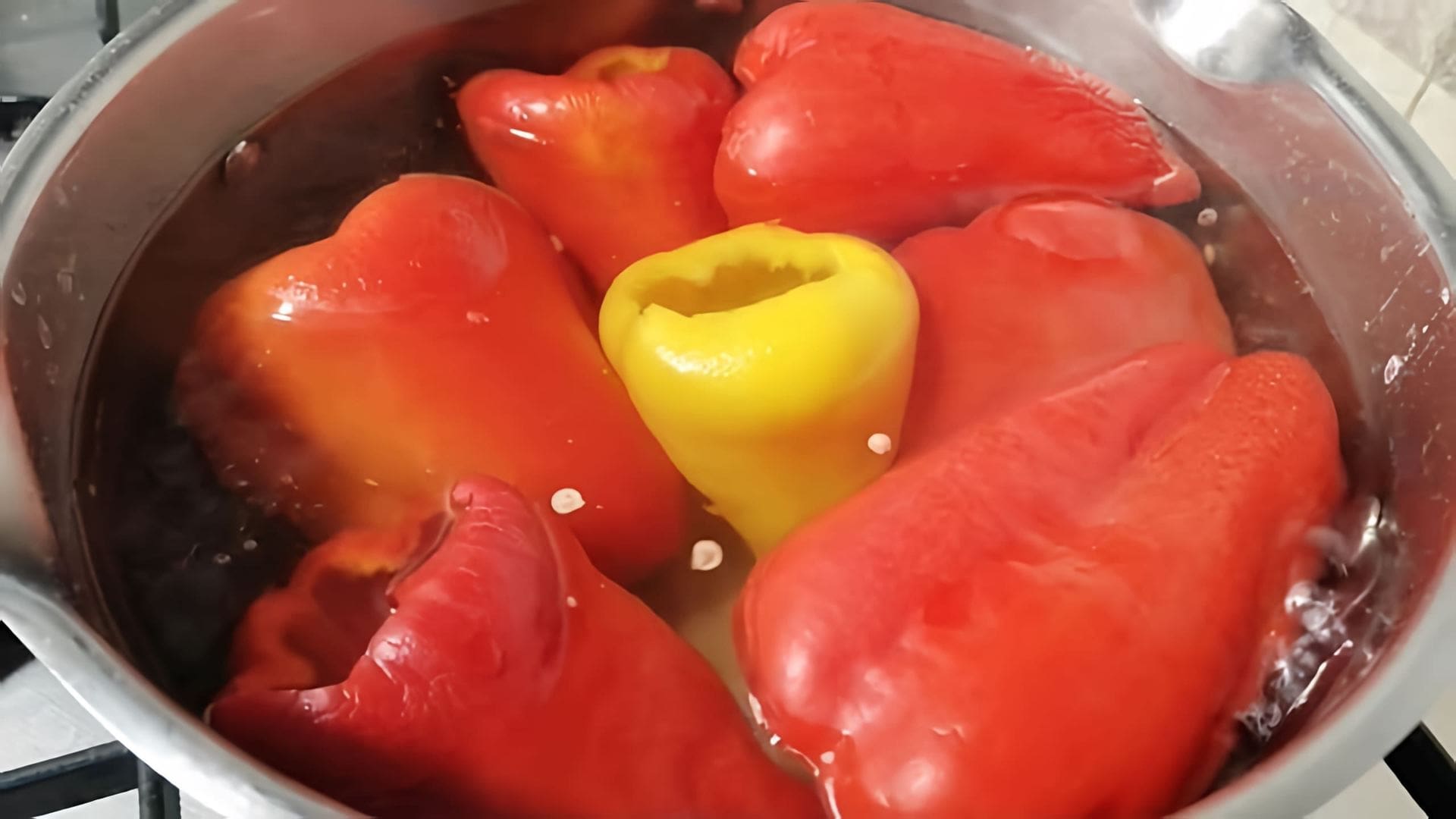 В этом видео демонстрируется простой и быстрый рецепт заготовки фаршированного перца на зиму