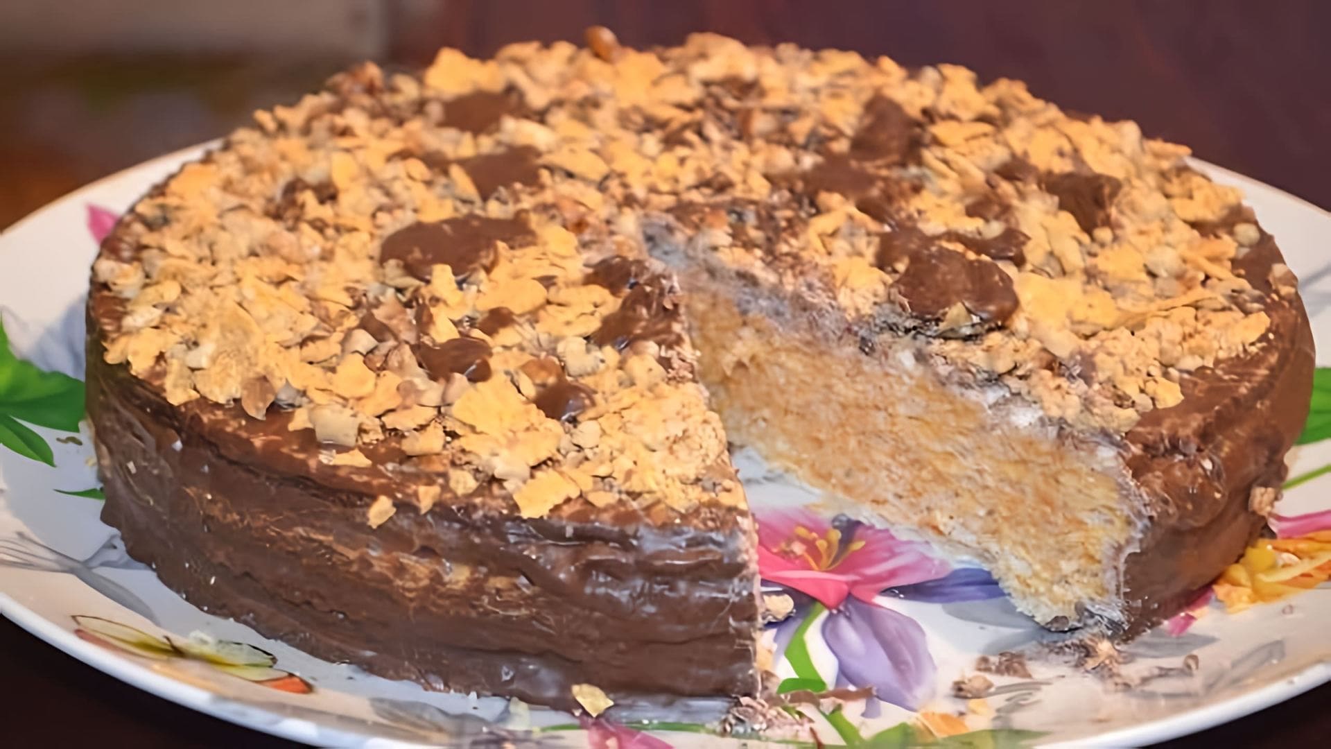 В этом видео демонстрируется процесс приготовления вафельного торта из готовых коржей