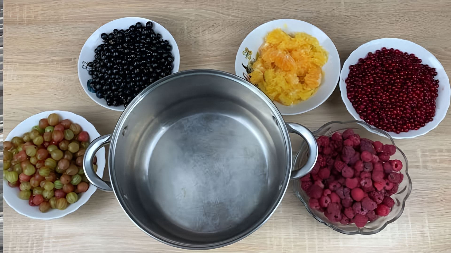 В этом видео демонстрируется процесс приготовления ягодного варенья-ассорти из черной и красной смородины, малины и крыжовника