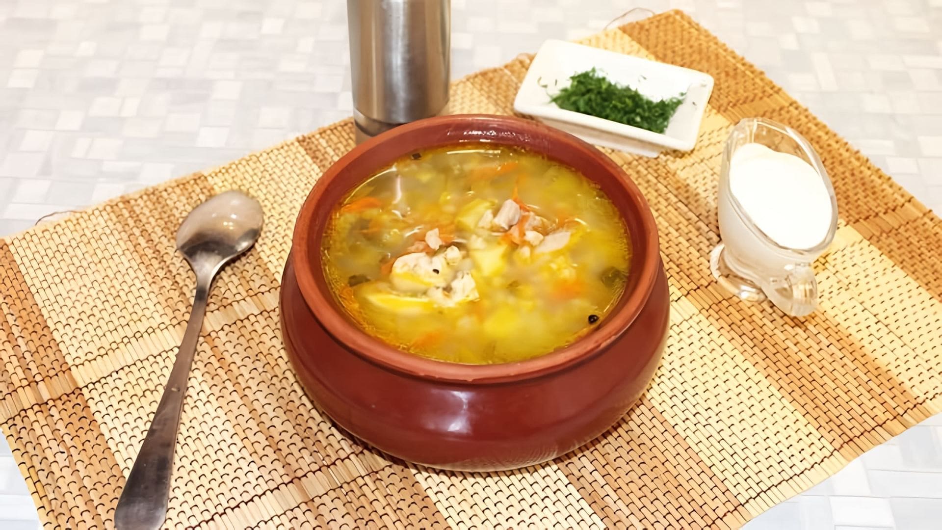 Видео рецепт рассольника с перловкой, который был приготовлен на основе куриного бульона и с добавлением в суп... 