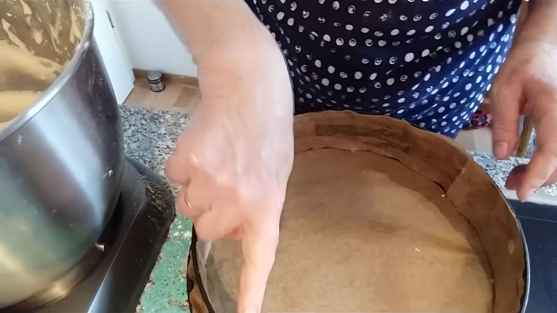В этом видео демонстрируется процесс приготовления вкусного пирога с пасленом