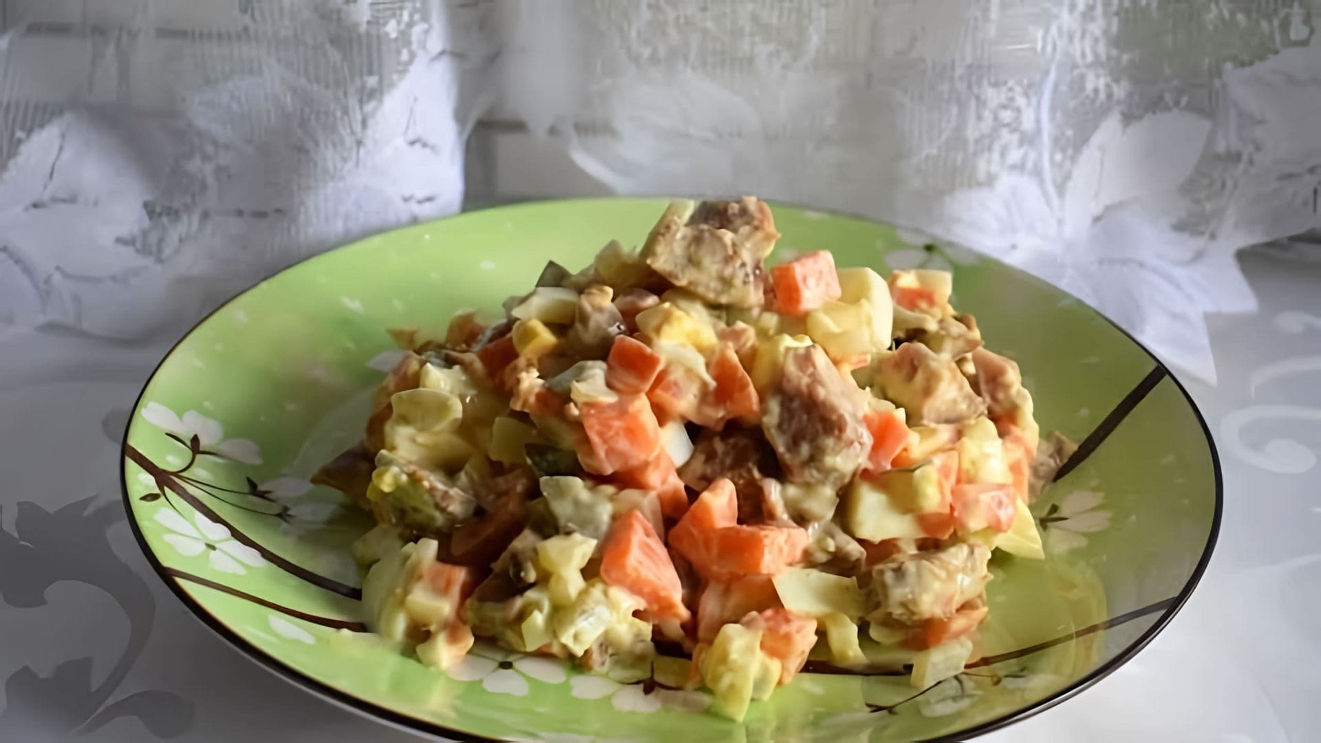 В этом видео демонстрируется рецепт приготовления салата с печенью минтая