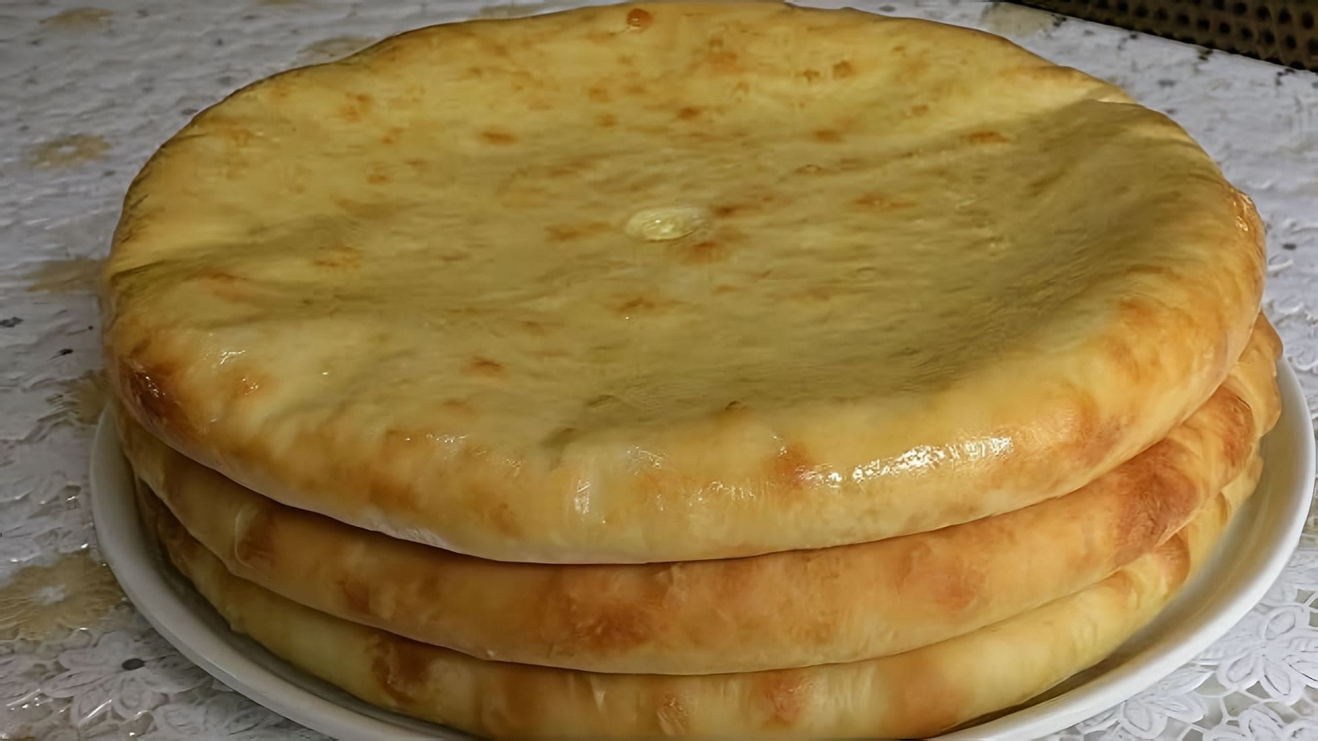 В этом видео демонстрируется процесс приготовления осетинских пирогов с сыром и картофелем
