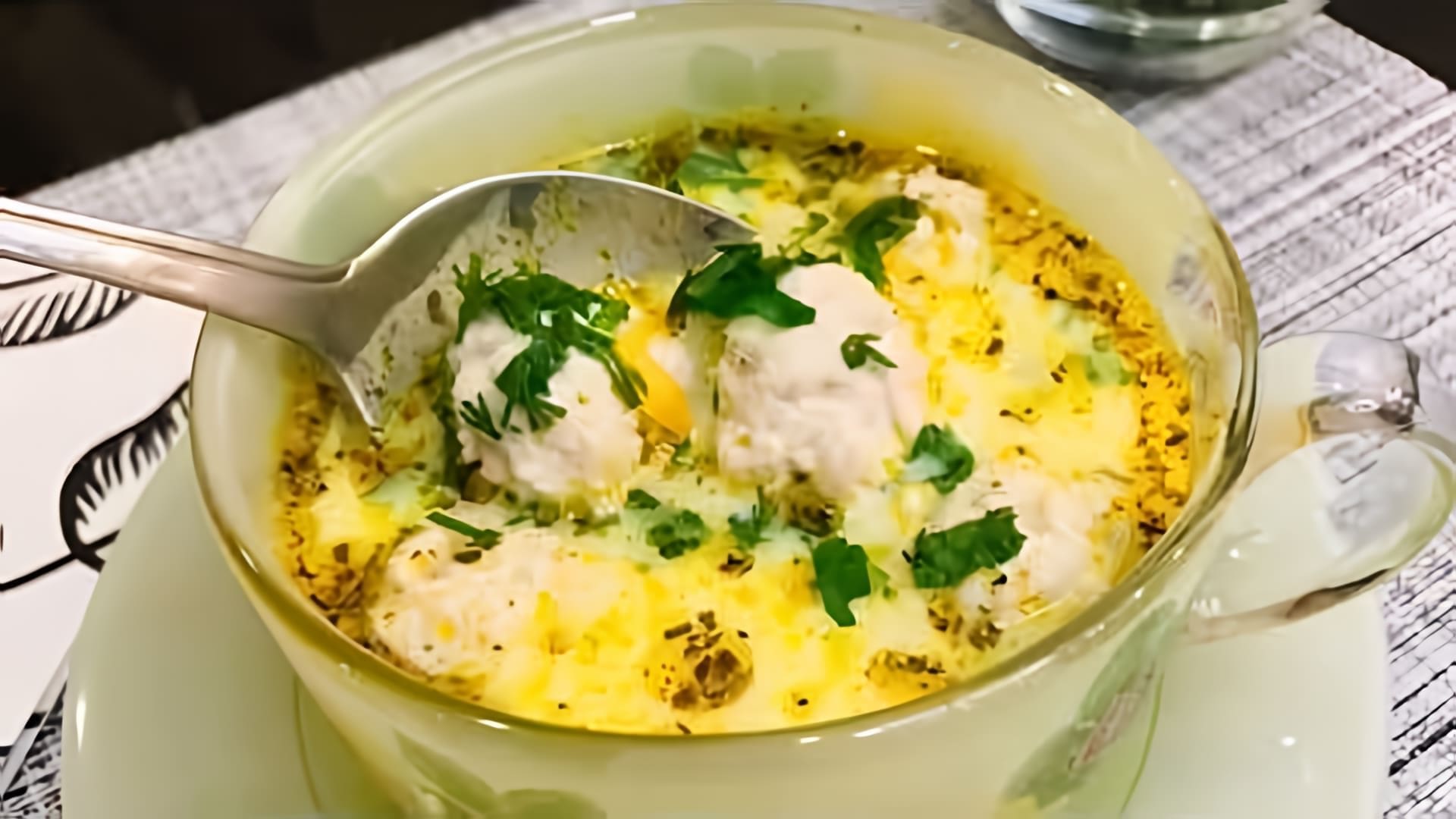В этом видео Ольга готовит сырный суп с фрикадельками и вермишелью