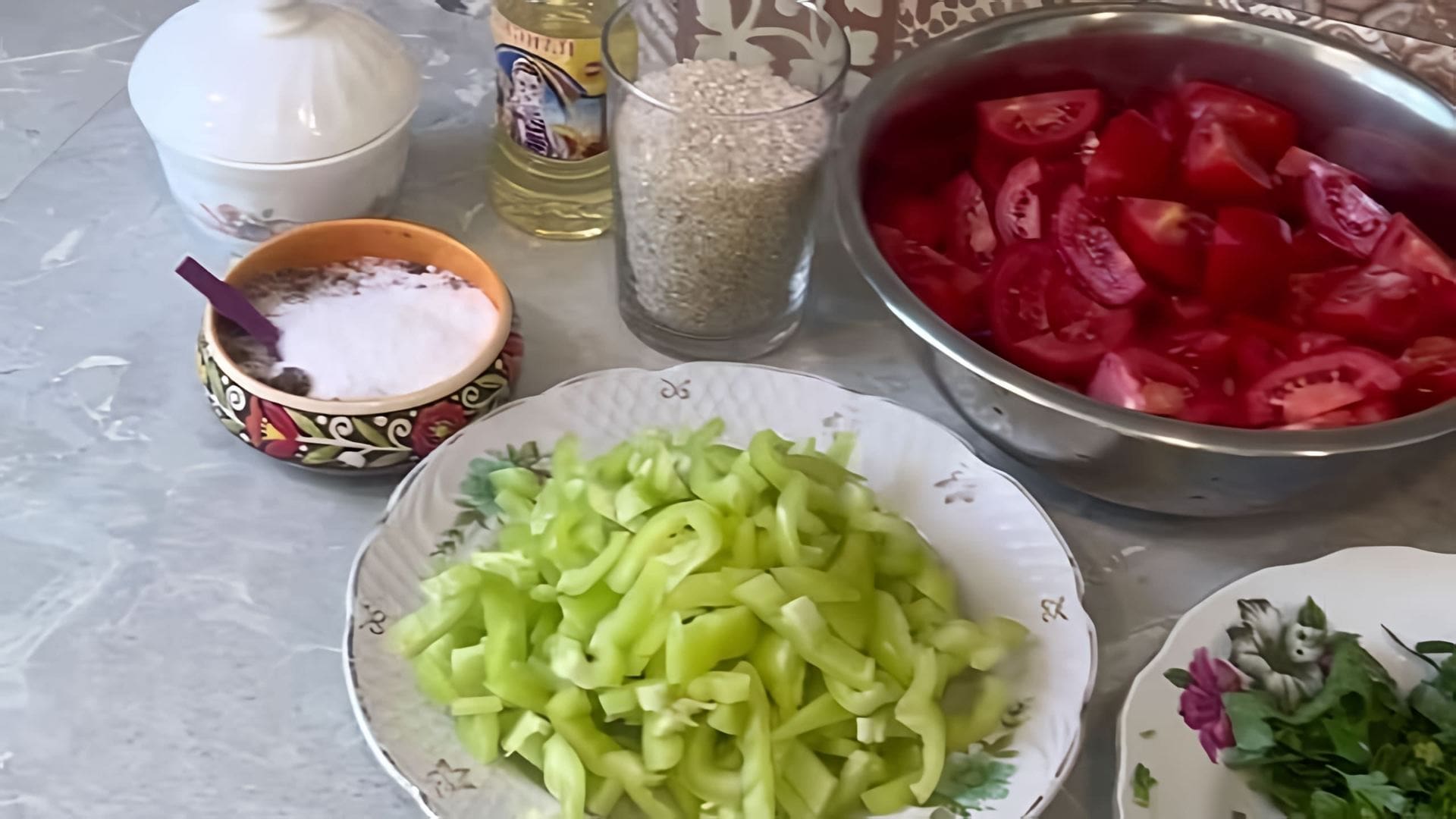 В этом видео демонстрируется рецепт приготовления салата с рисом на зиму