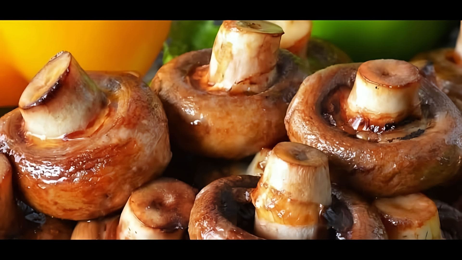 В этом видео демонстрируется простой рецепт приготовления шашлычков из грибов