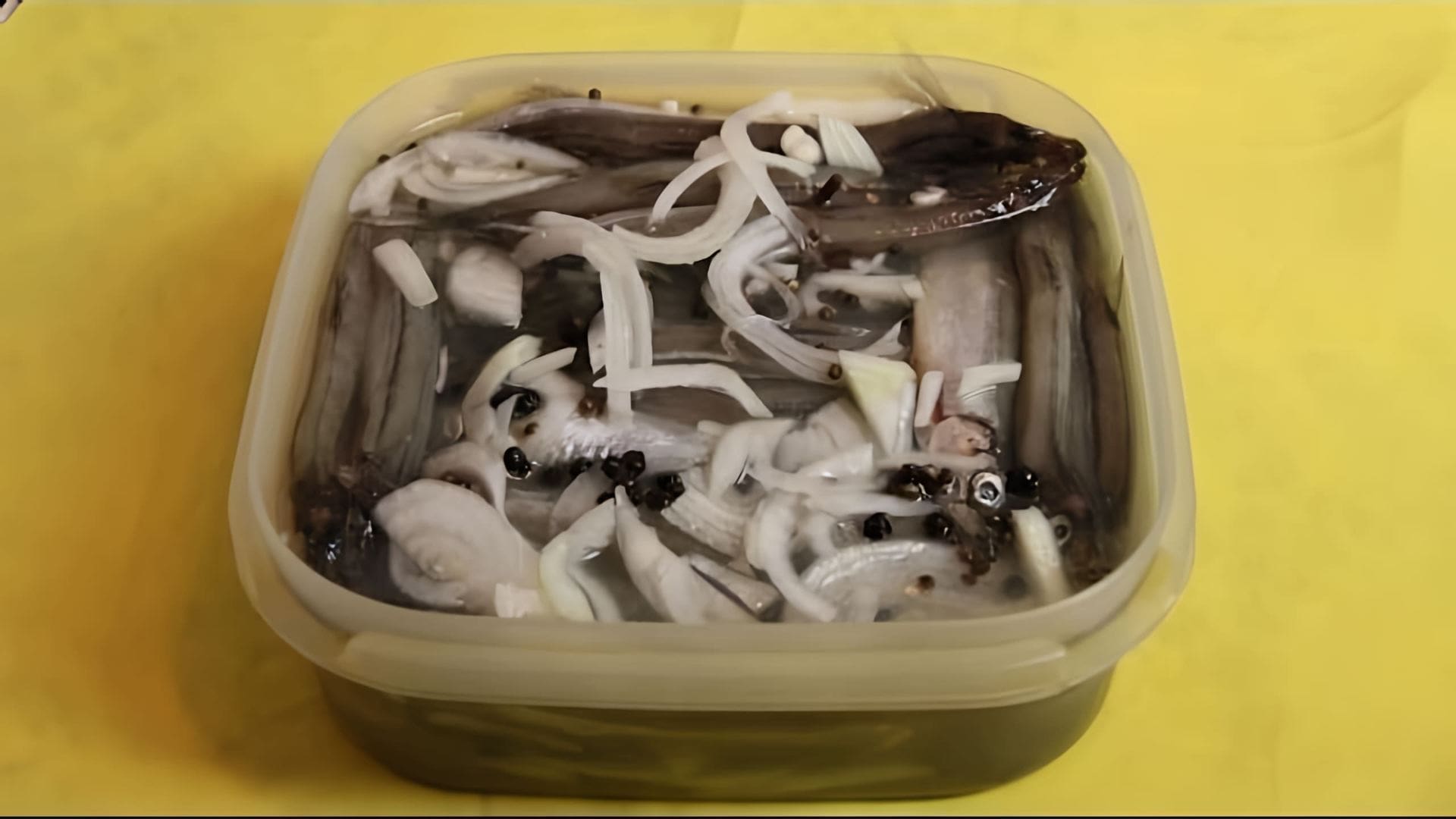 В данном видео демонстрируется процесс засолки мойвы в домашних условиях