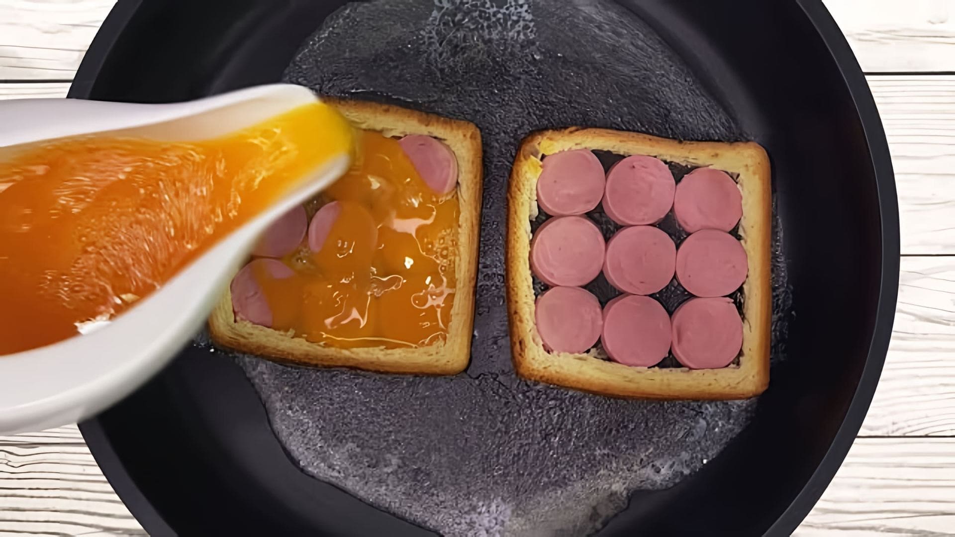 "Идеальный завтрак из сосисок и яиц за 5 минут" - это видео-ролик, который демонстрирует простой и быстрый способ приготовления вкусного и питательного завтрака