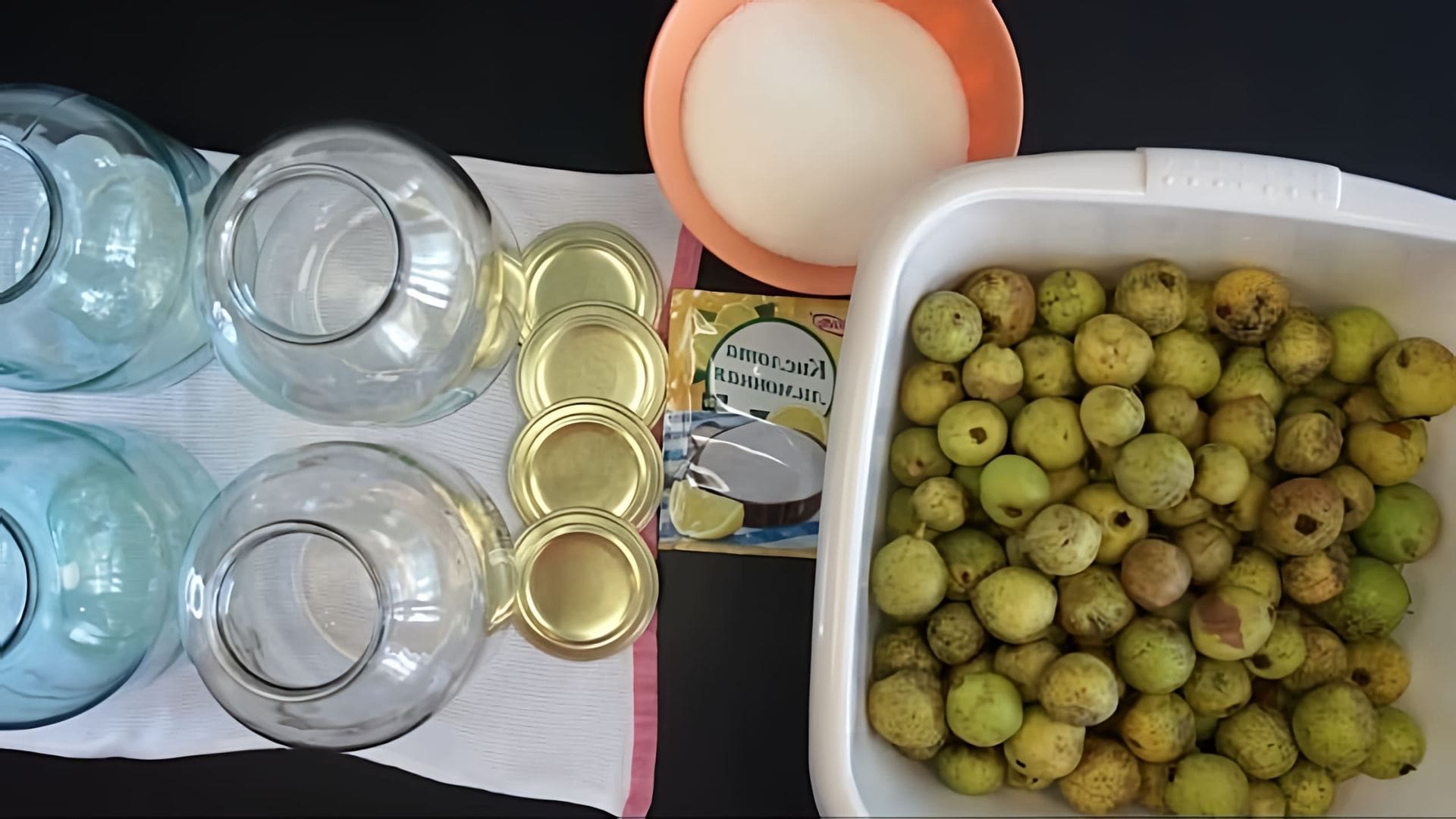 В этом видео демонстрируется простой рецепт консервирования груш на зиму