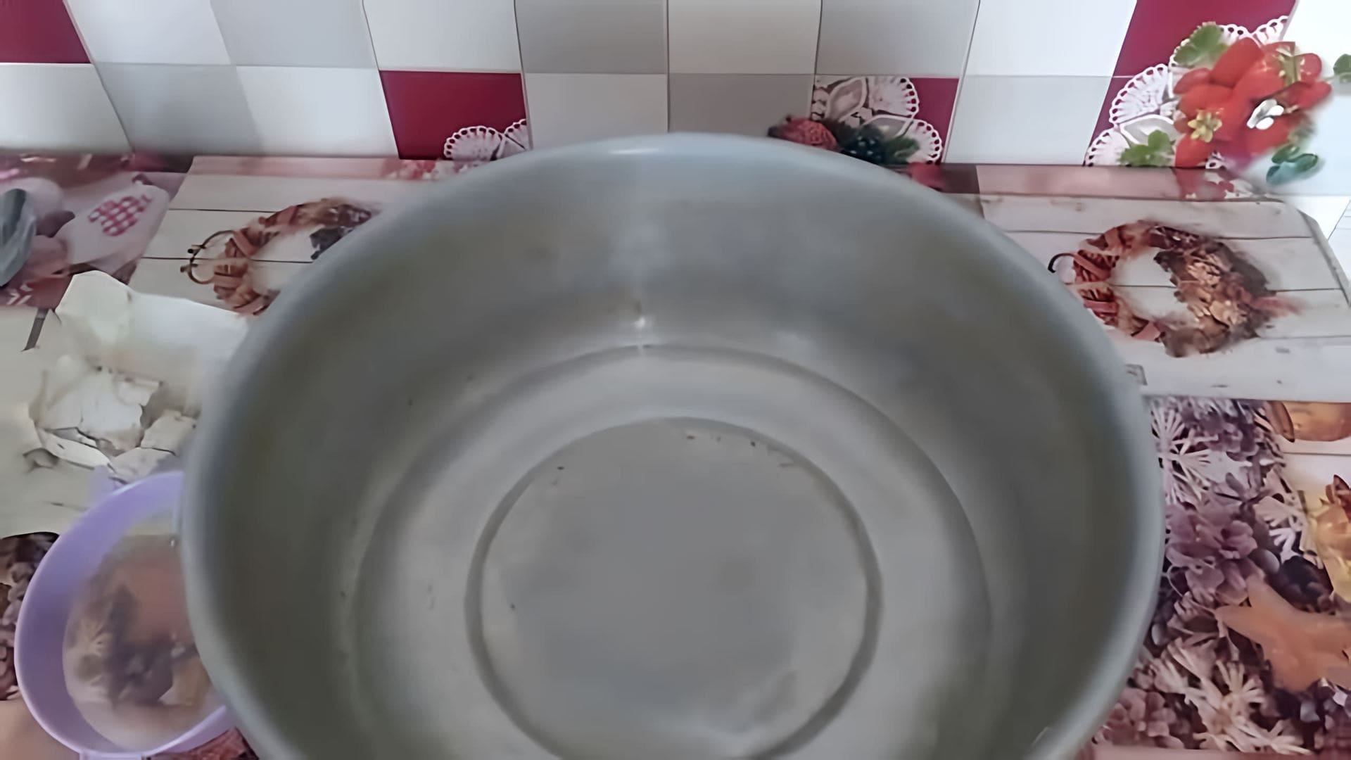 Видео демонстрирует старый рецепт для приготовления кислых блинов, используя только воду, соль и сахар