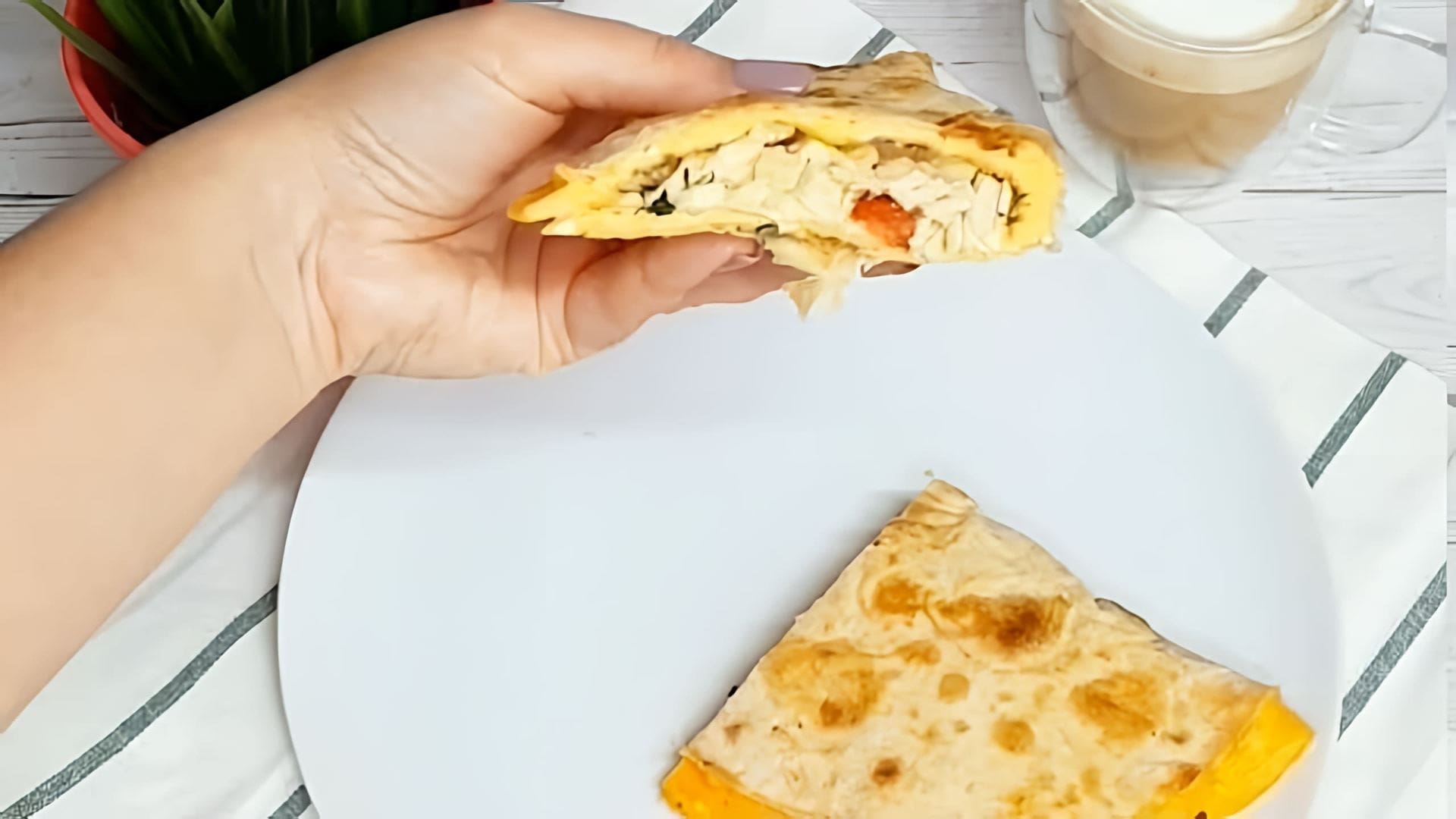 "Самый вкусный завтрак: омлет в лаваше" - это видео-ролик, который демонстрирует процесс приготовления вкусного и питательного завтрака