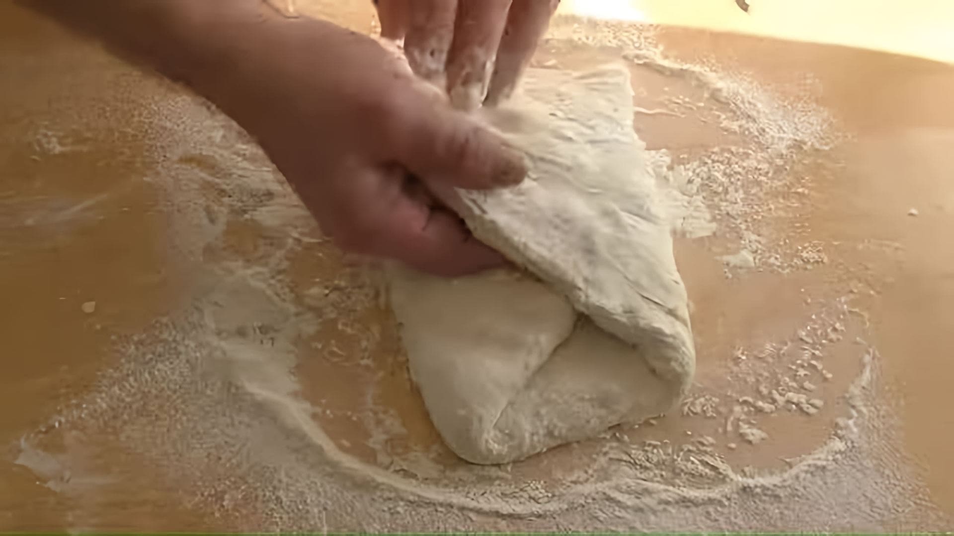 В этом видео демонстрируется рецепт домашнего хлеба без замеса, который можно приготовить всего за 5 минут