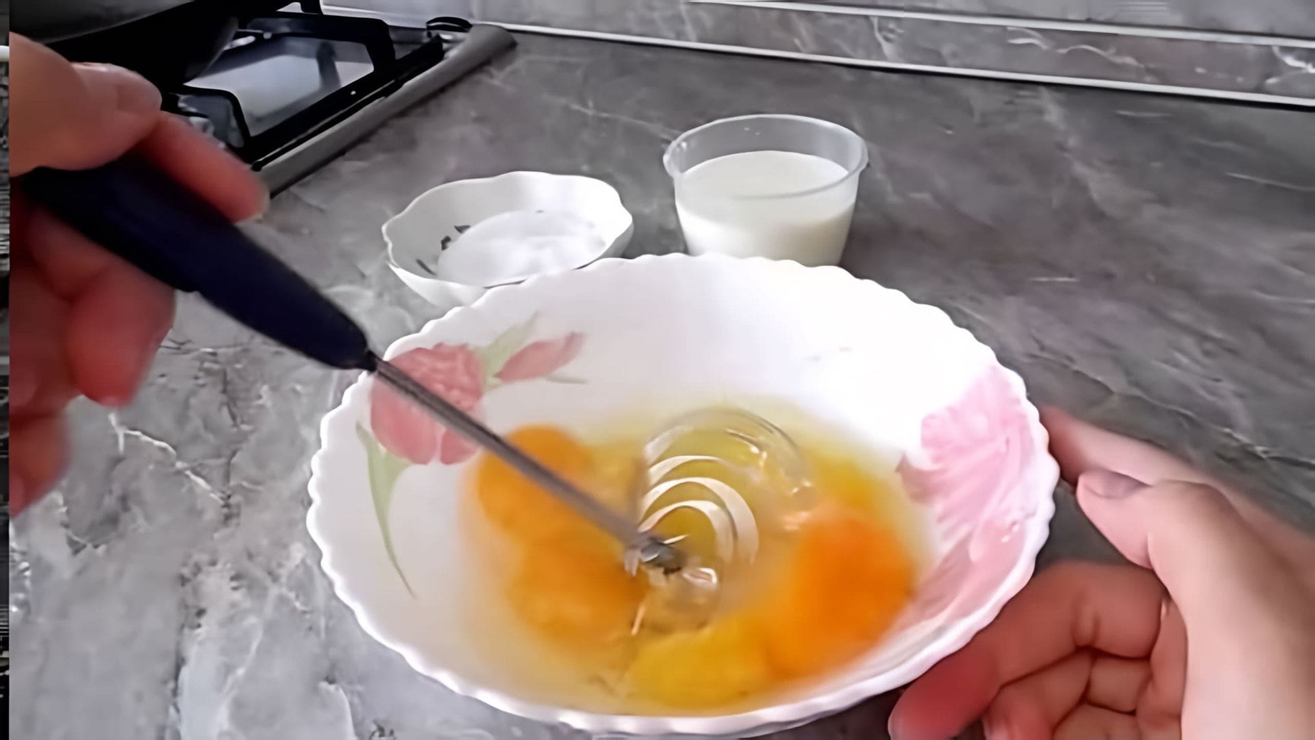 В этом видео-ролике вы увидите, как приготовить простой и вкусный омлет на сковороде