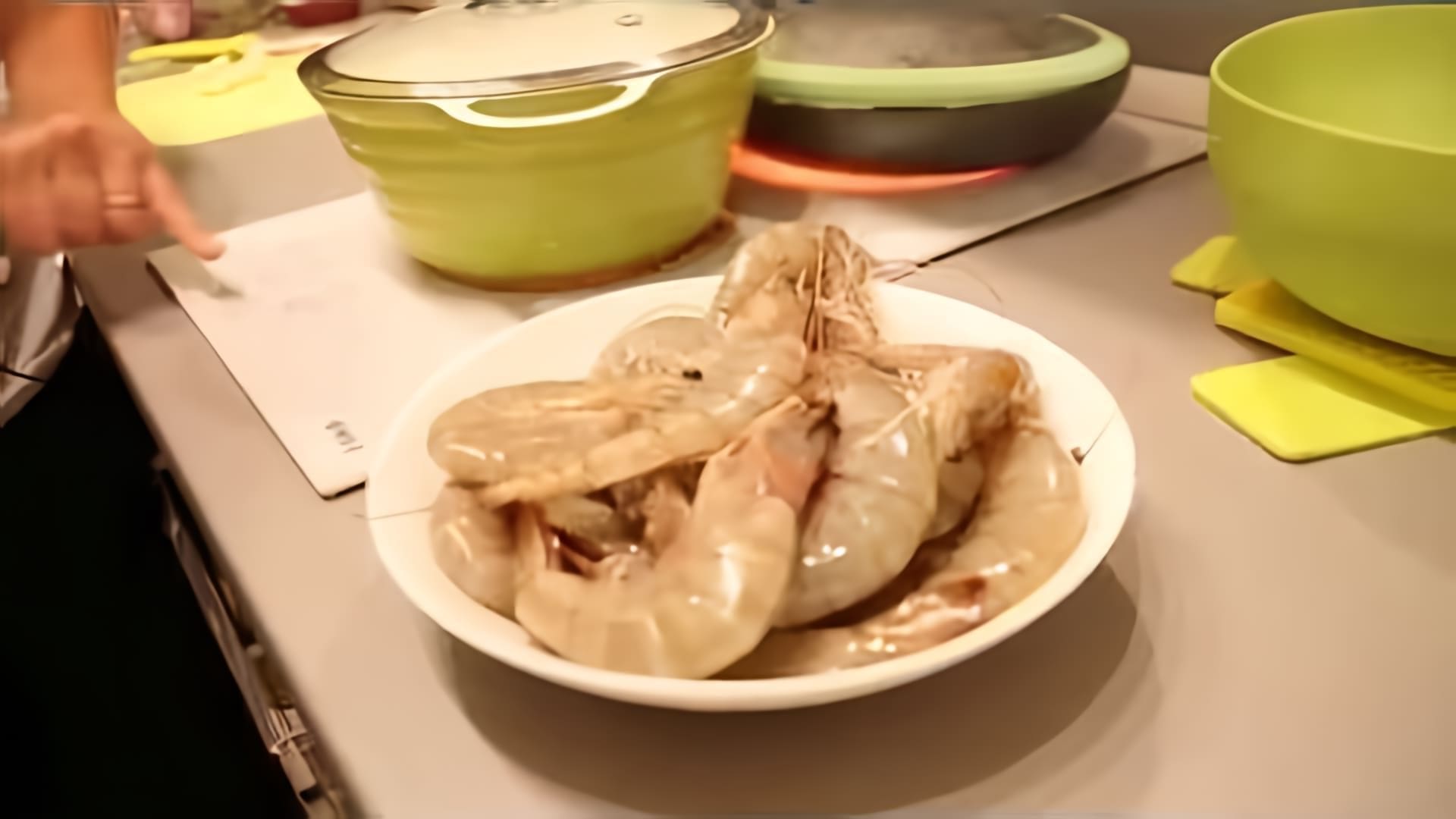В этом видео демонстрируется, как приготовить тигровые креветки двумя способами: варить и жарить
