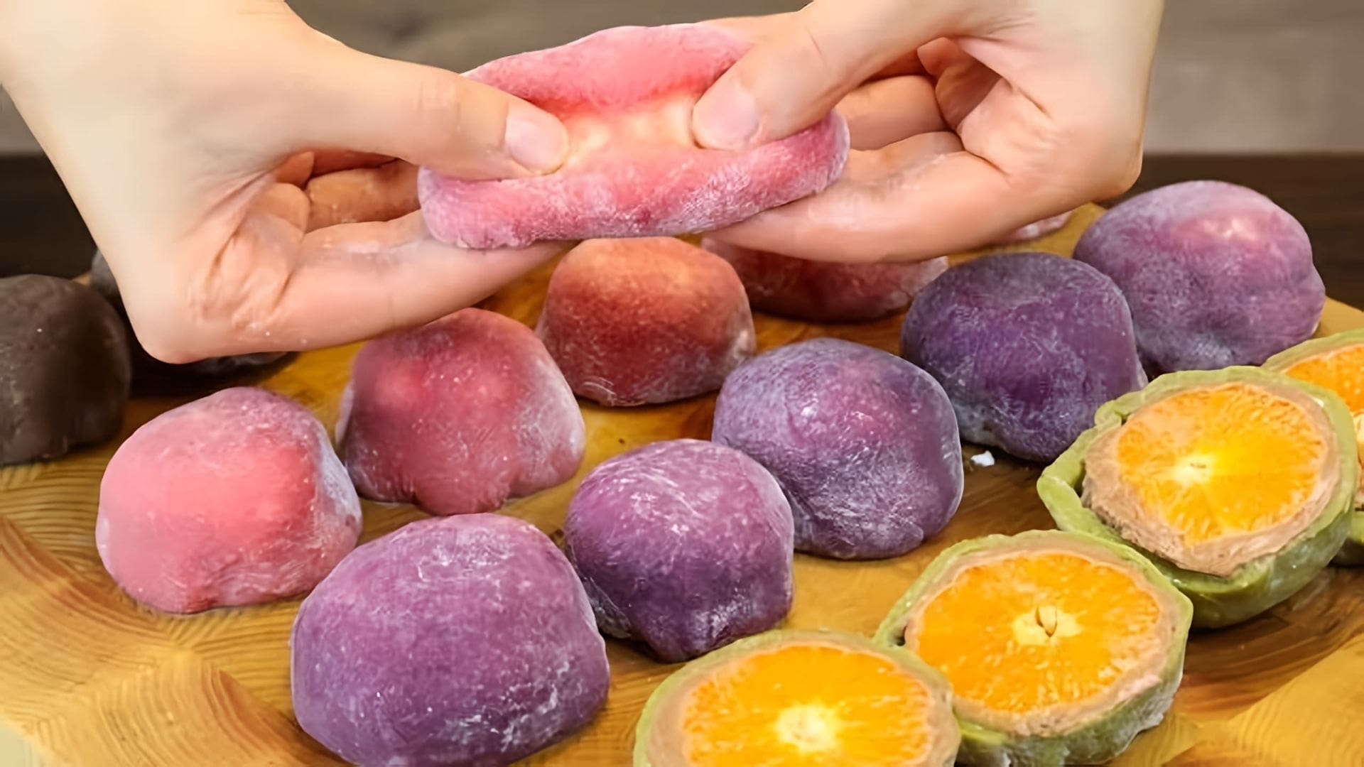 В этом видео демонстрируется рецепт приготовления японского десерта МОТИ (мочи), который готовится из рисовой муки