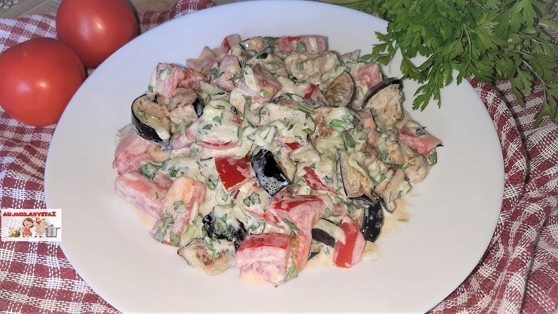 Салат с баклажанами кбжу. Баклажанов с чесноком и сметаной и помидорами салат. Салат баклажаны с помидорами и чесноком. Салат из баклажанов с помидорами и майонезом. Салат баклажан огурец помидор.