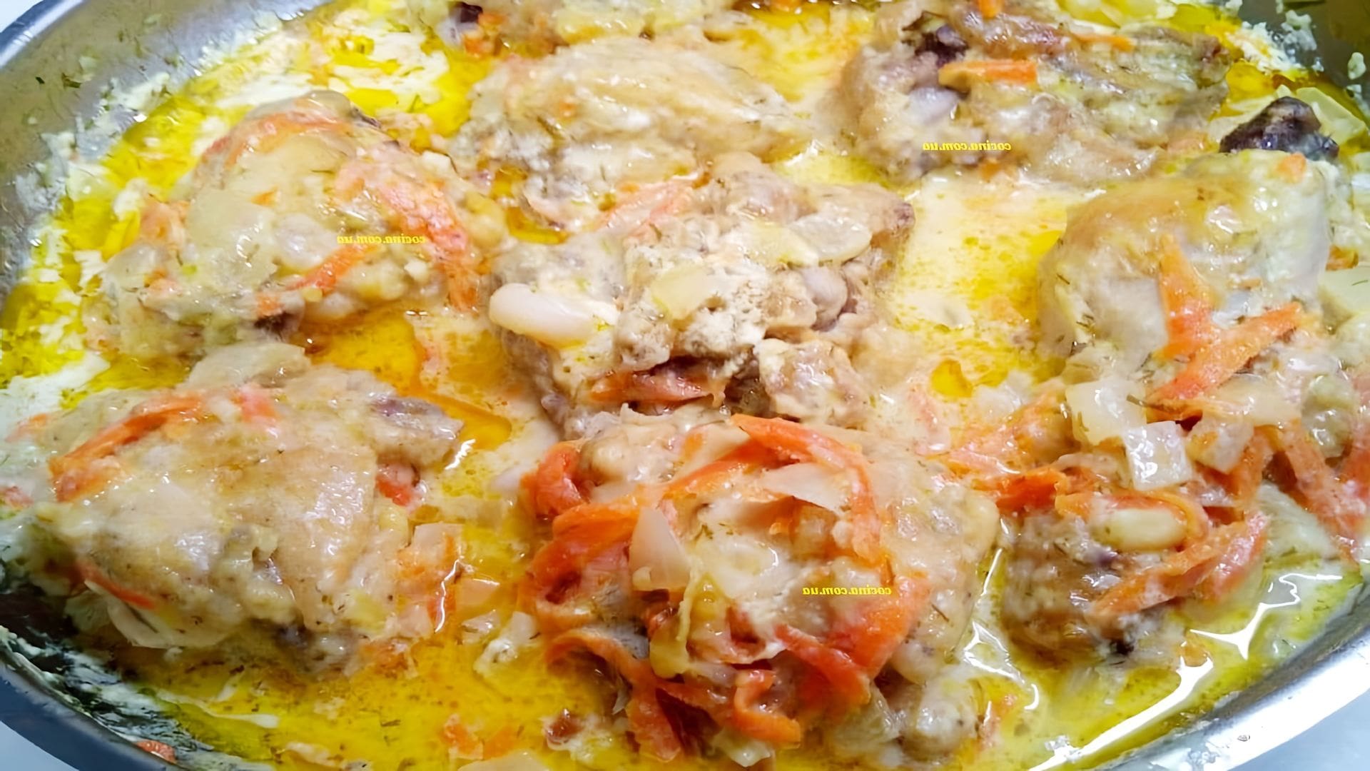 Печень в сметанном соусе. Курица тушенная с морковкой и луком в сметане на сковороде рецепт. Куриное филе с морковью и луком. Курица тушеная в сметане с морковью. Курица тушеная в сметане с морковью.