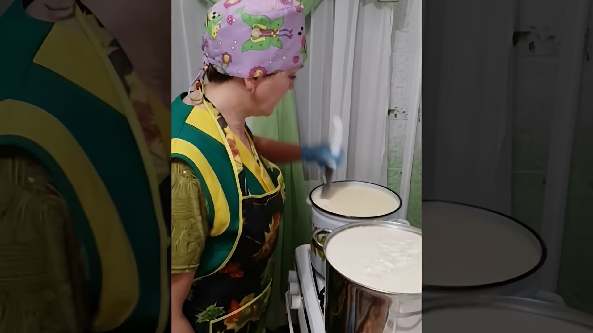В этом видео демонстрируется процесс приготовления мраморного сыра в домашних условиях