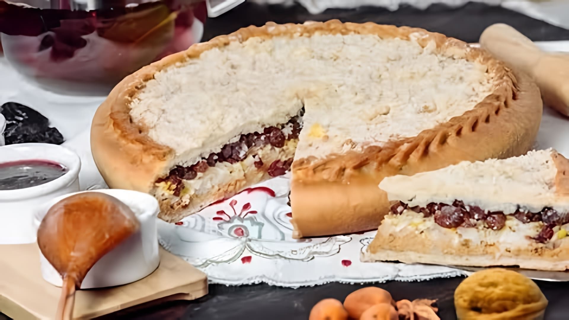В этом видео демонстрируется процесс приготовления татарского пирога