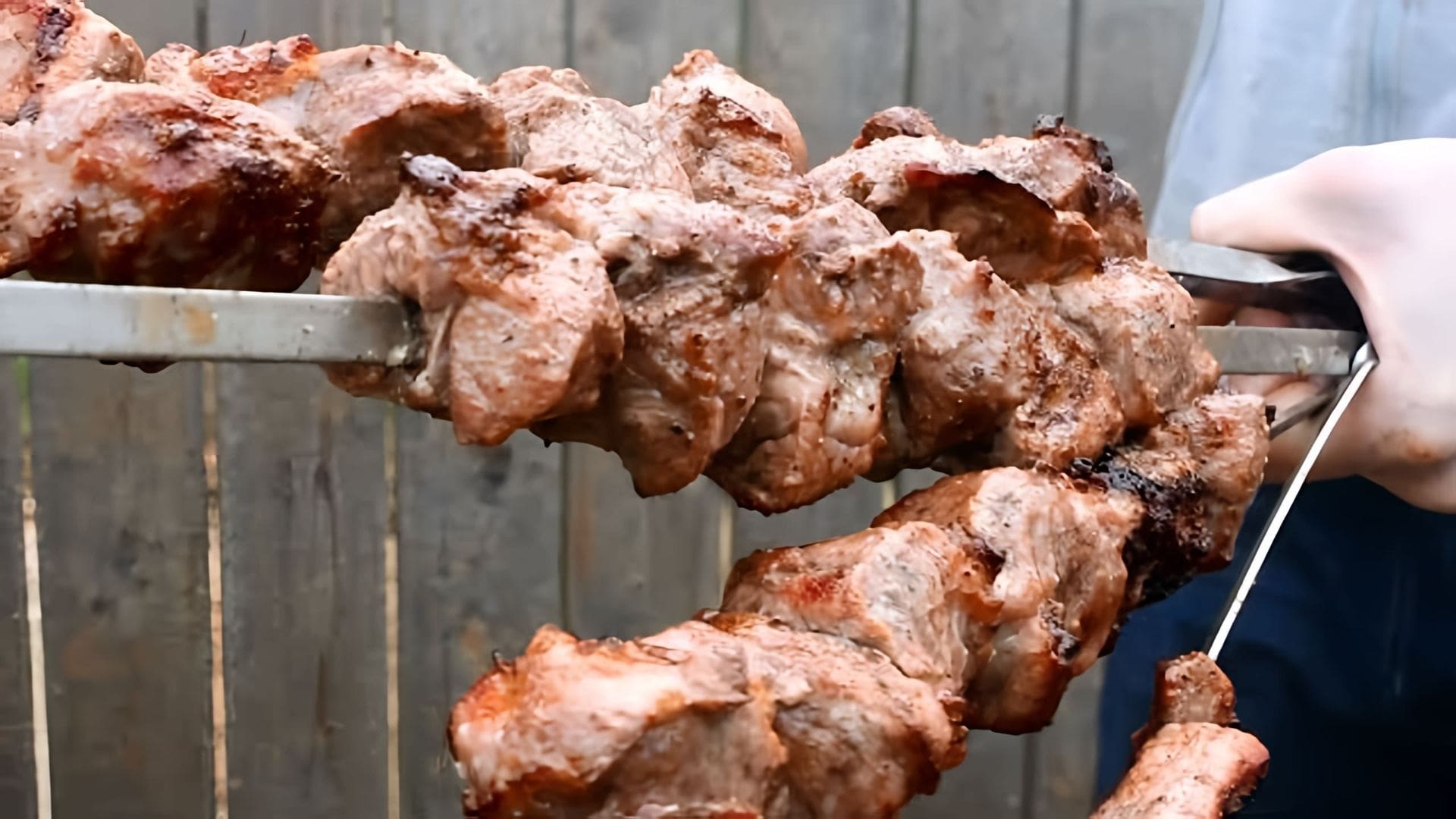 В этом видео демонстрируется процесс приготовления шашлыка из свиной шеи в луково-айранном маринаде