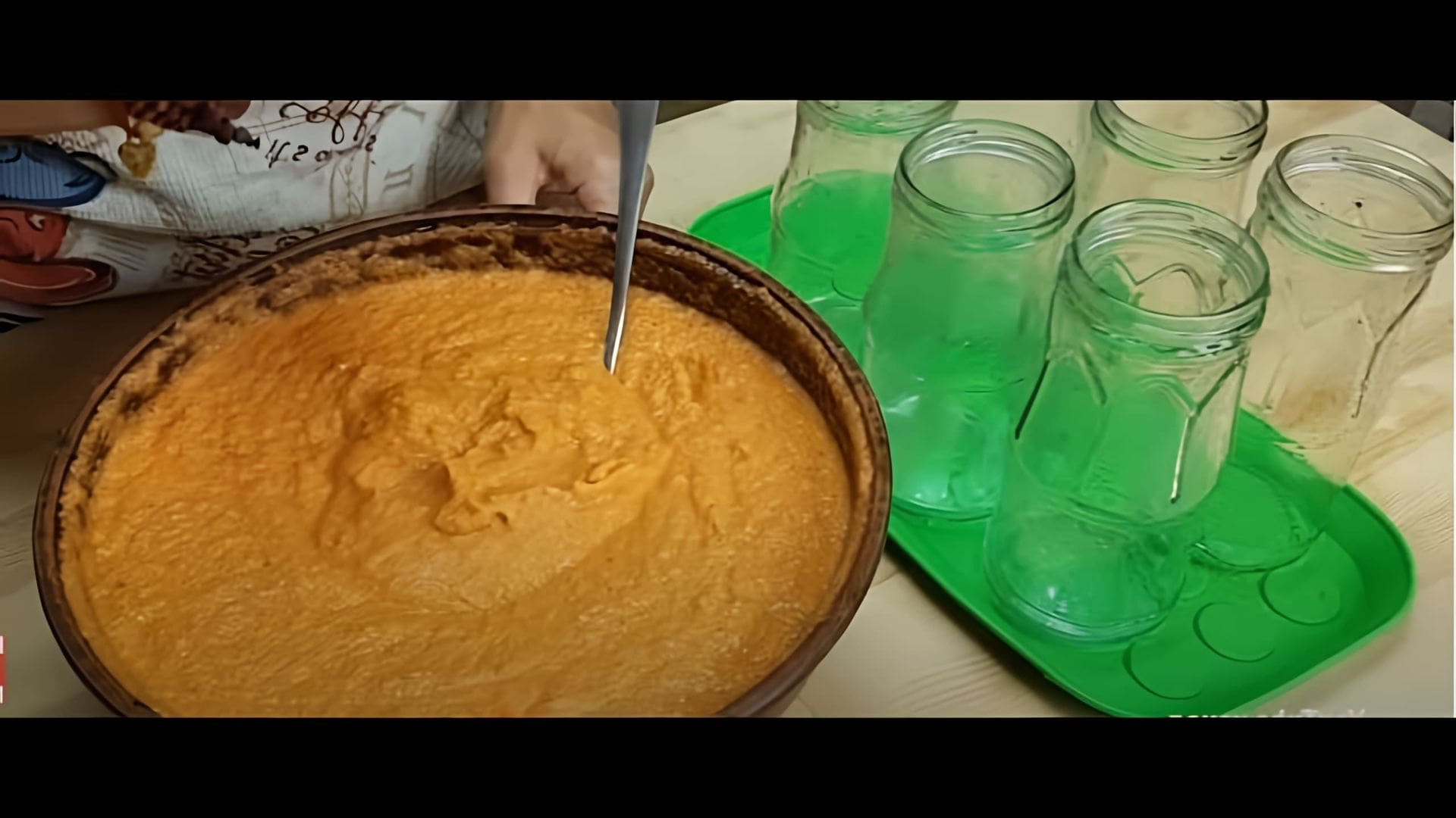 В этом видео демонстрируется рецепт приготовления кабачковой икры без моркови
