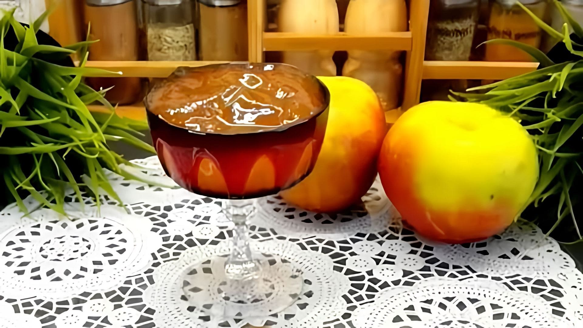 В этом видео демонстрируется процесс приготовления домашнего повидла из яблок