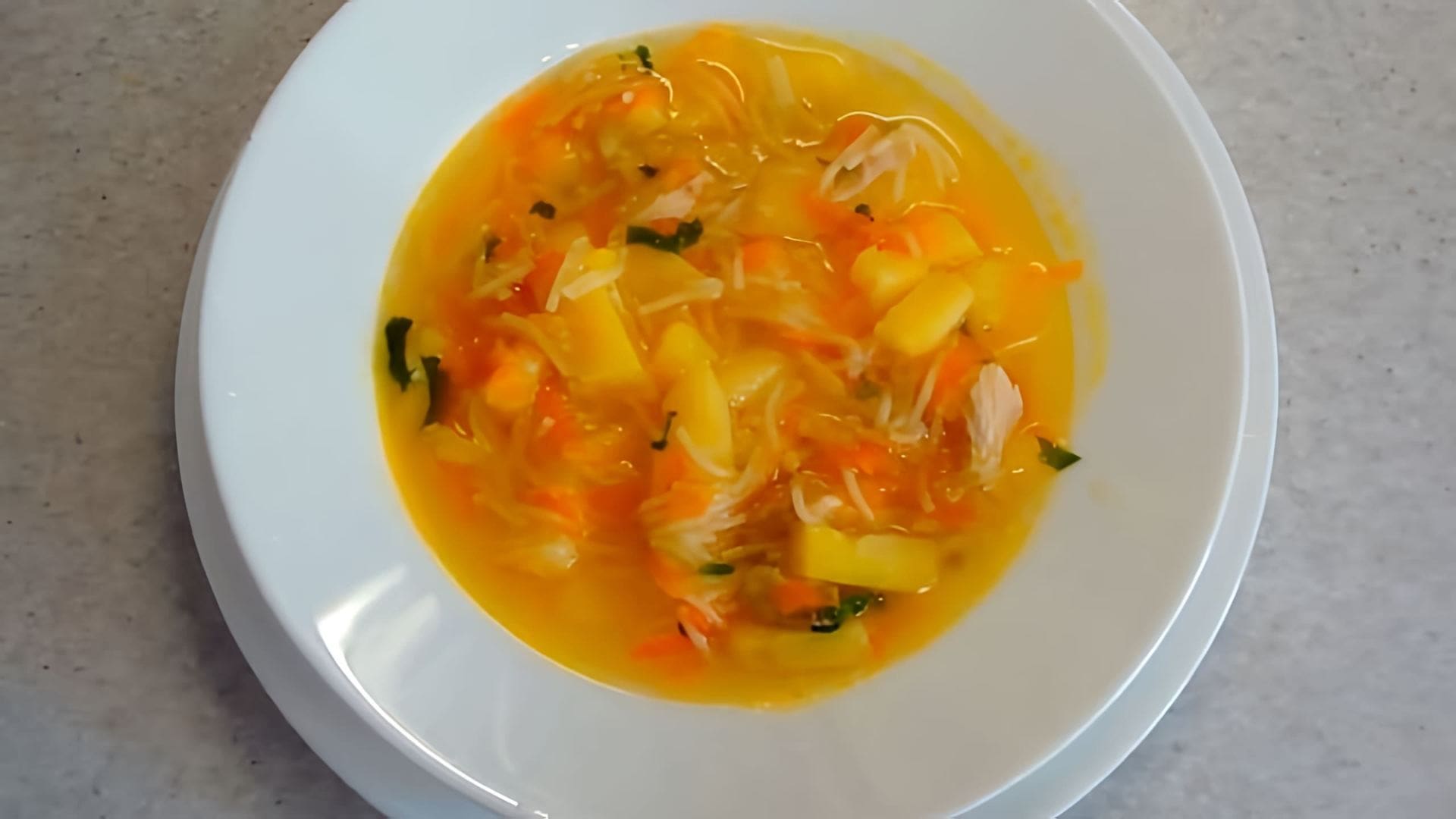 В этом видео демонстрируется процесс приготовления легкого куриного супа с вермишелью