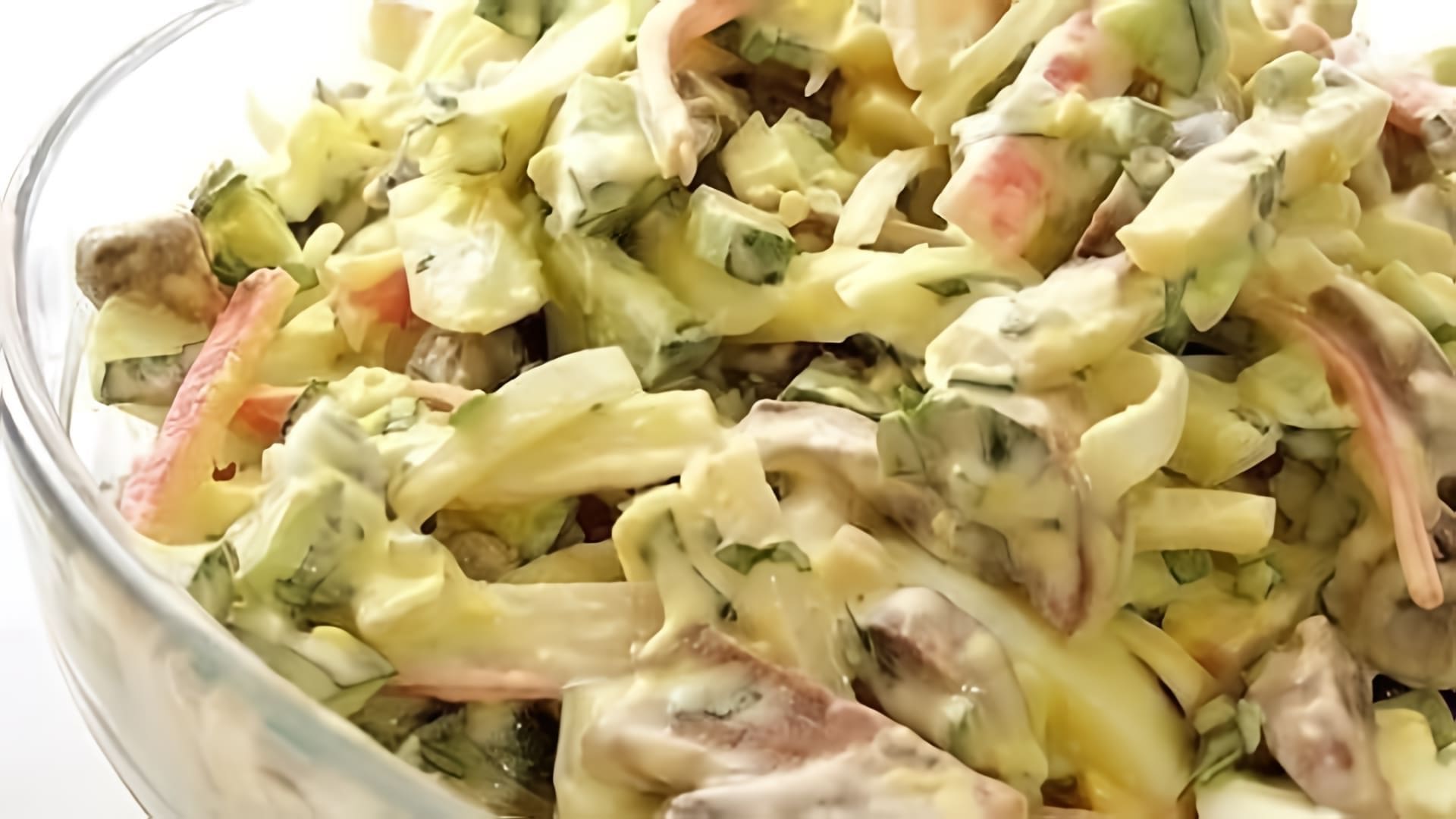 В этом видео демонстрируется процесс приготовления салата с курицей, шампиньонами и огурцами