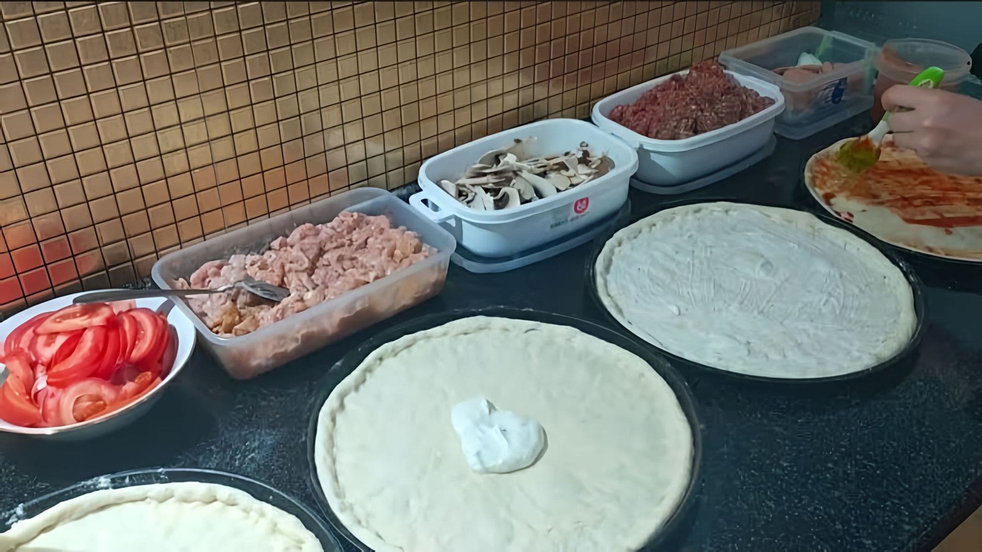 В этом видео демонстрируется процесс приготовления теста для пиццы